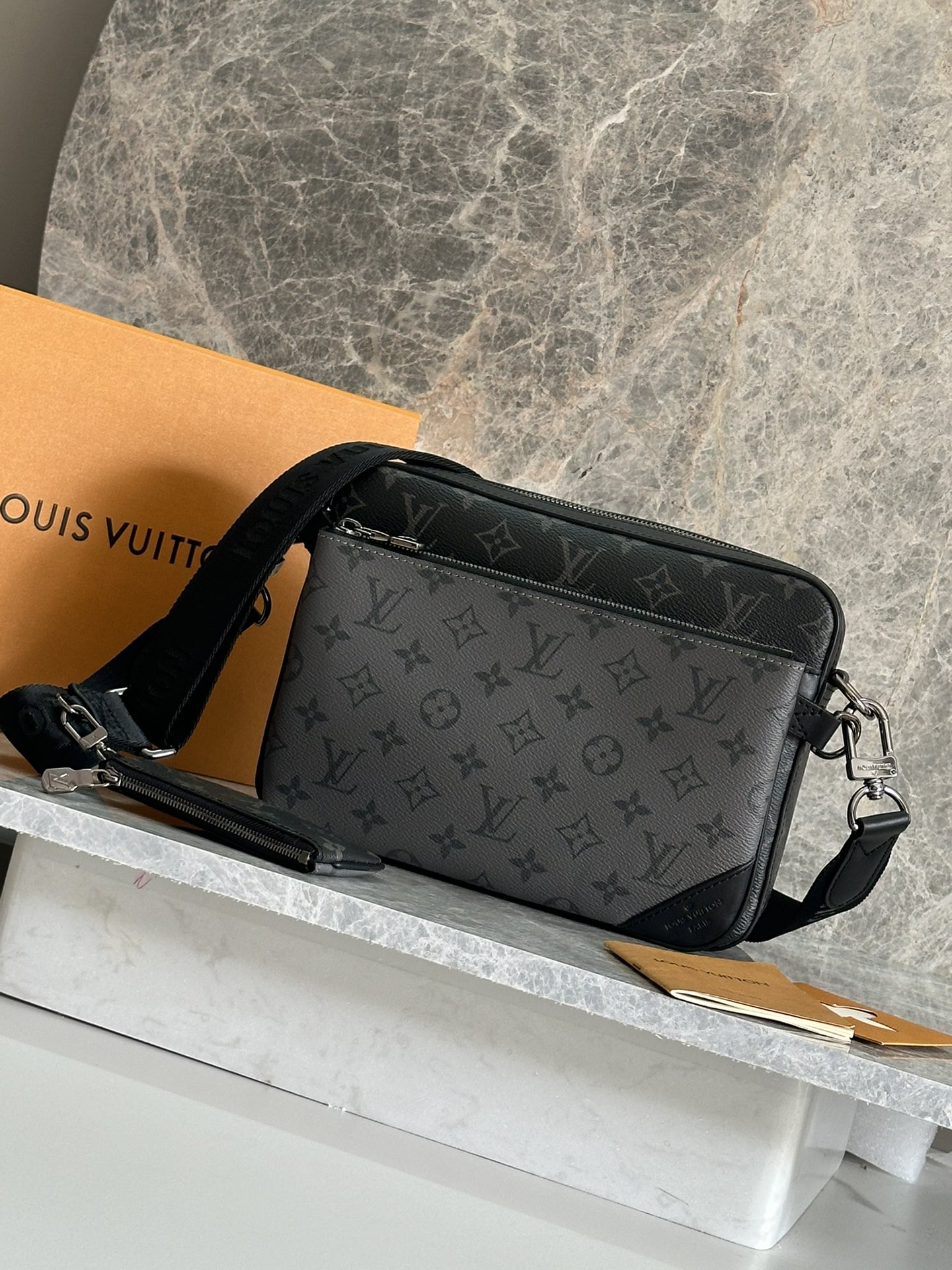 NO:386592,P All-steel hardware top-grade original single model M69443 new version of three-in-one postman bag Trio postman bag made of Monogram Eclipse canvas and Monogram Eclipse Reverse canvas. The iconic gray pattern in tone highlights the lines of this multi-functional building design. In addition to the traditional slanted handbag, it is also equipped with a detachable zipper bag and a coin wallet attached to the strap. Detailed features Three inner marks 25.0 x 18.5 x 7.0 cm (Length x Height x Width), LV [Top Original], louis vuitton, versace, wallets19860909P 全钢五金顶级原单型号M69443新版三合一邮差包Trio 邮差包由 Monogram Eclipse 帆布与 Monogram Eclipse Reverse 帆布制成.标志性的同色调灰色图案凸显此多功能拼搭设计品的线条.除具备传统斜跨手袋的功能外,另配可脱卸拉链袋和附于包带上的零钱包. 详细特征三个内唛 25.0 x 18.5 x 7.0 cm (长 x 高 x 宽),LV【顶级原单】,louis vuitton,versace,wallets,Bag