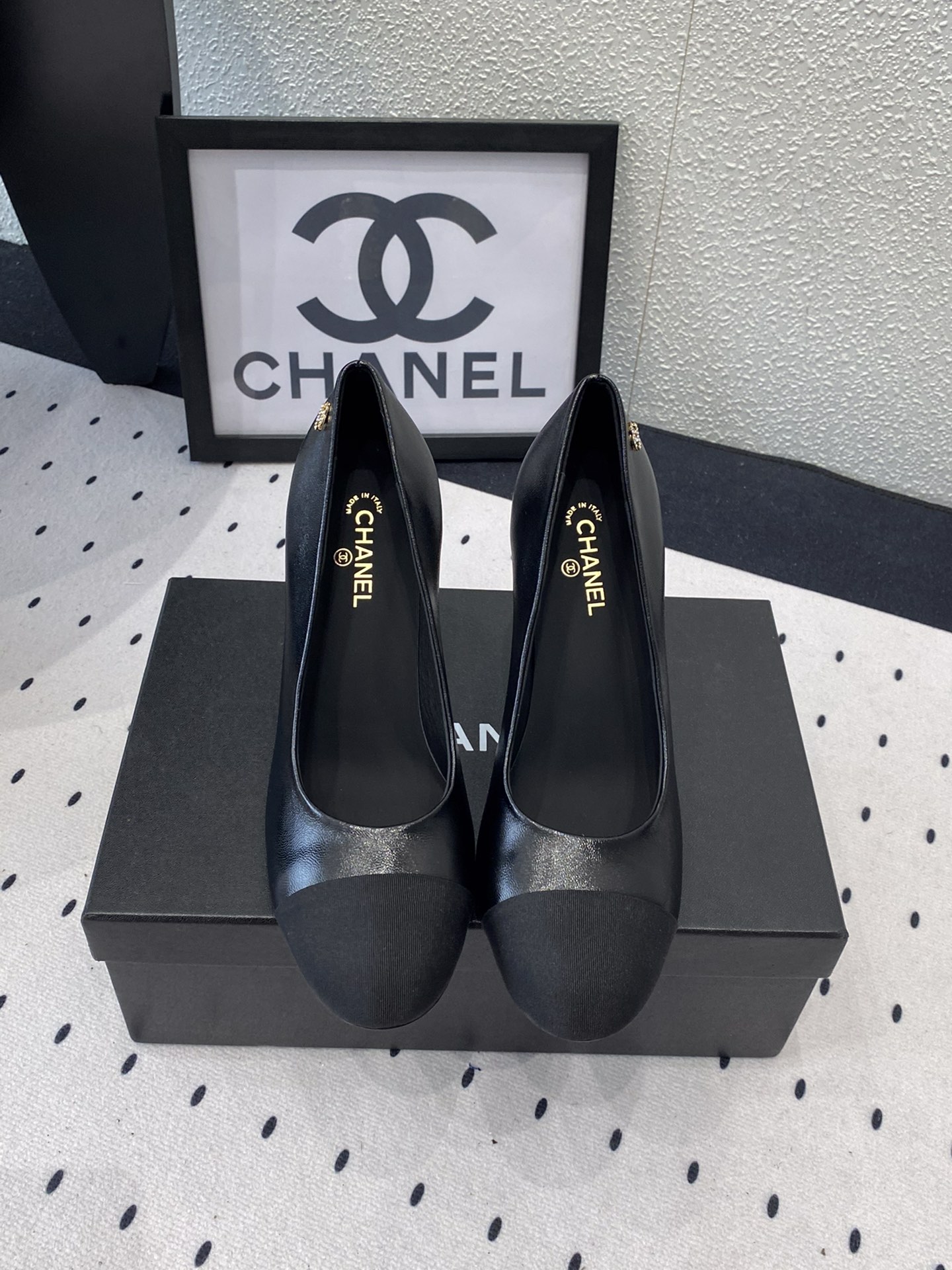 NO:247642,Chanel new high-heeled sandals, high-version shipment, this series is so beautiful that it makes people love it. The ironing diamond heels look very fashionable. Imported sheepskin/Yangjing upper sheepskin footbed Italian genuine leather sole Size: 35-39 (40 41 customized), high heels, chanel, sandals, high heels, sheepskin, sheep, Leather soles19860909Chanel新款高跟凉鞋 高版本出货 这系列美得让人爱不释手 烫钻跟上脚显得很时髦 进口羊皮/羊京鞋面 羊皮垫脚 意大利真皮大底 Size: 35-39 (40 41订做),高跟鞋,chanel,sandals,high heels,sheepskin,sheep,Leather soles,Women's Shoes