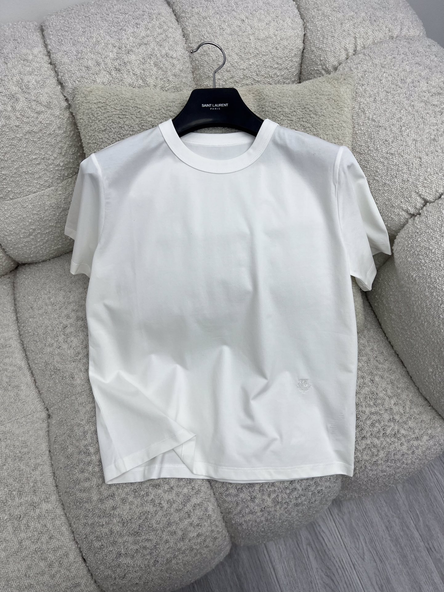 Loro Pian* Embroidered Badge T-shirt Elevates Simple Design with Beauty and Cuteness - 图片 8