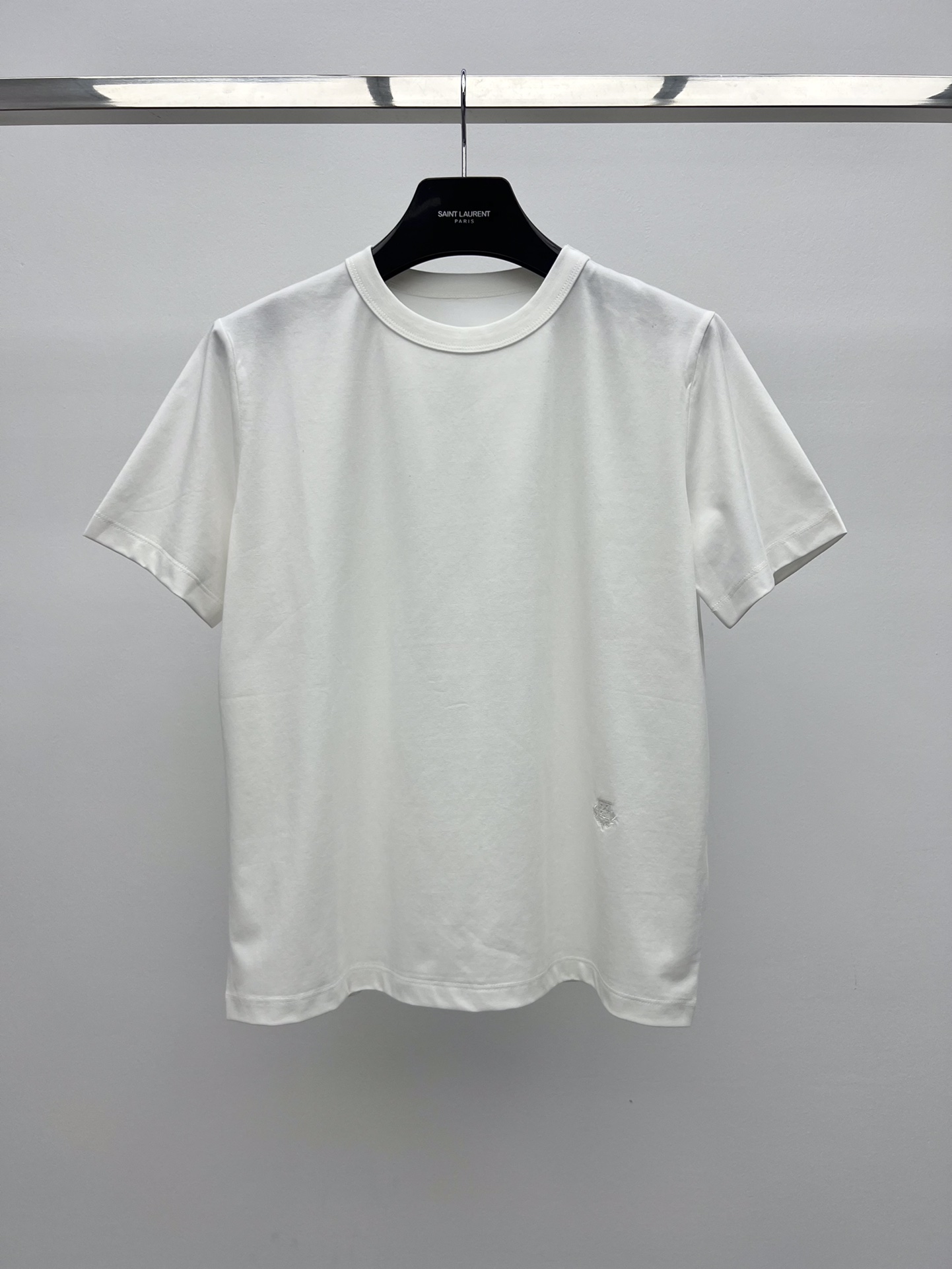 Loro Pian* Embroidered Badge T-shirt Elevates Simple Design with Beauty and Cuteness - 图片 1