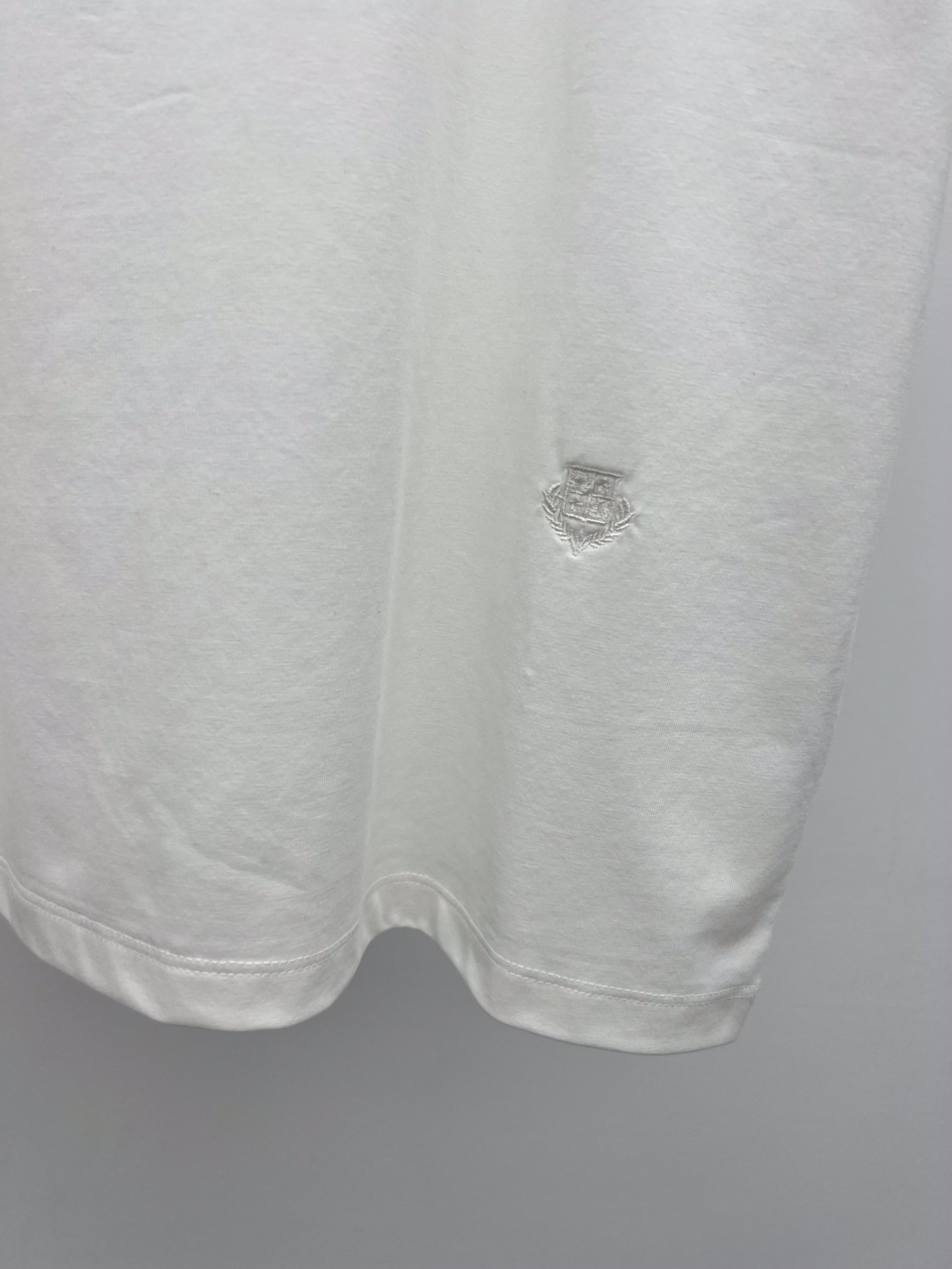 Loro Pian* Embroidered Badge T-shirt Elevates Simple Design with Beauty and Cuteness - 图片 4