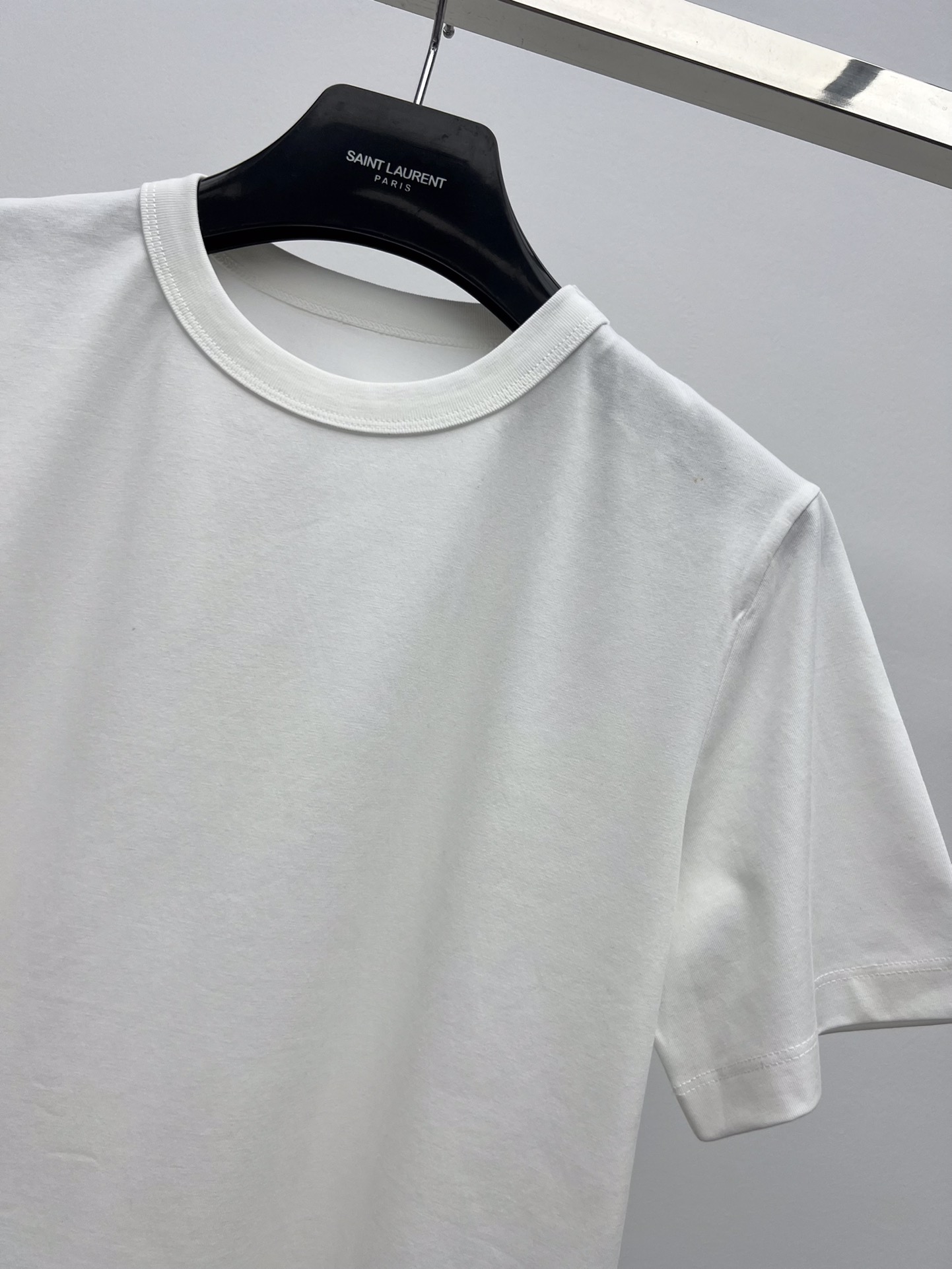 Loro Pian* Embroidered Badge T-shirt Elevates Simple Design with Beauty and Cuteness - 图片 2