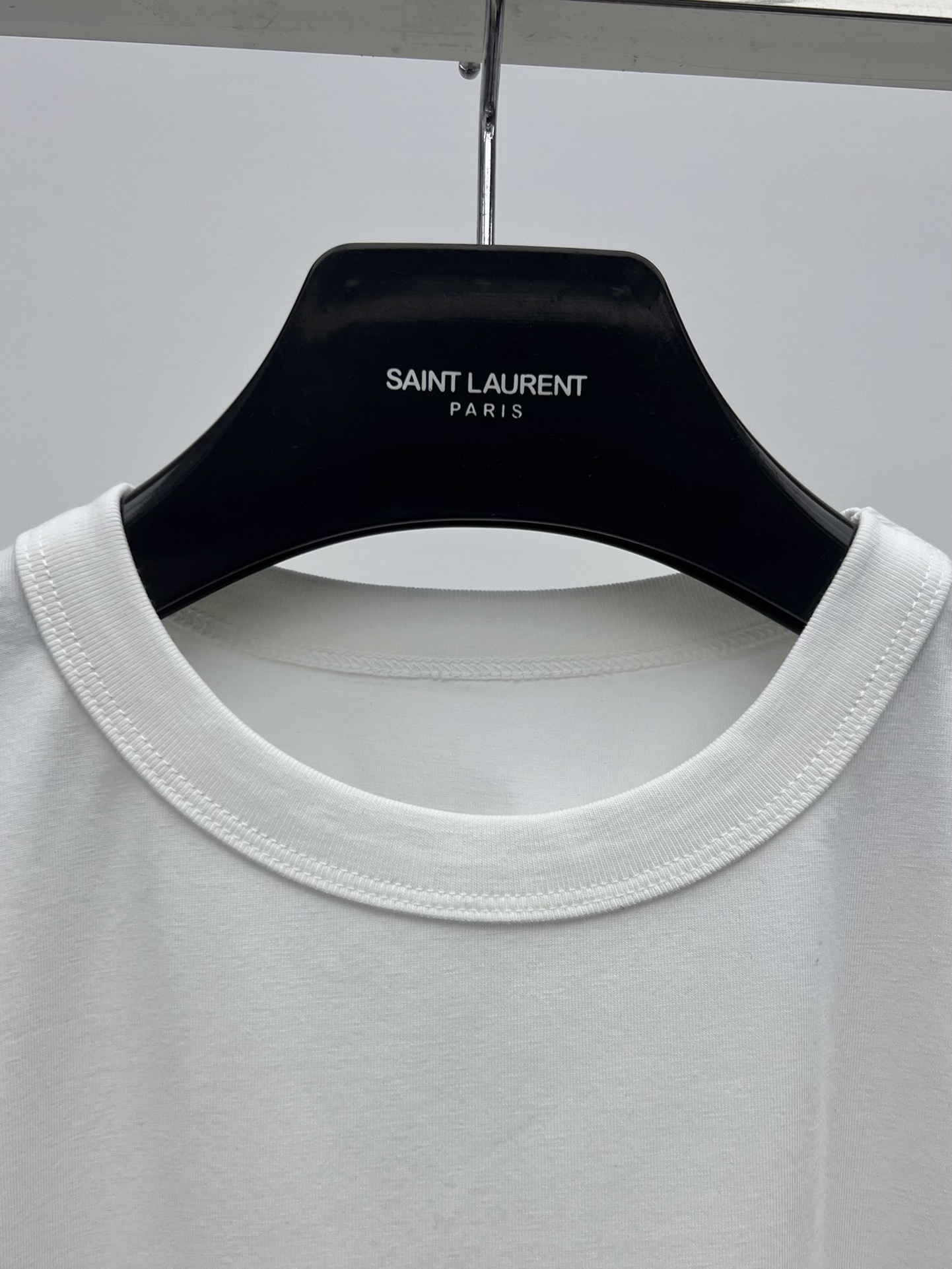 Loro Pian* Embroidered Badge T-shirt Elevates Simple Design with Beauty and Cuteness - 图片 3