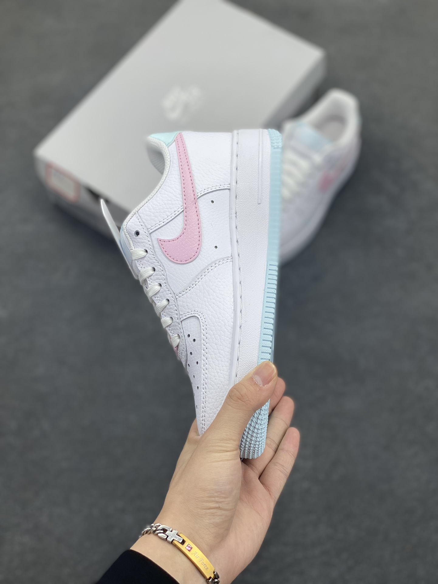 图片[3]-Nike Air Force 1 07 low空军一号板鞋 白粉 原楦头原纸板 打造纯正空军版型#专注外贸渠道 全掌内置蜂窝气垫 #原盒配件 原厂中底钢印、拉帮完美 货号：IH0640-161 尺码：35.5 36 36.5 37.5 38 38.5 39 40 40.5 41 42 42.5 43 44 44.5 45-选品中心