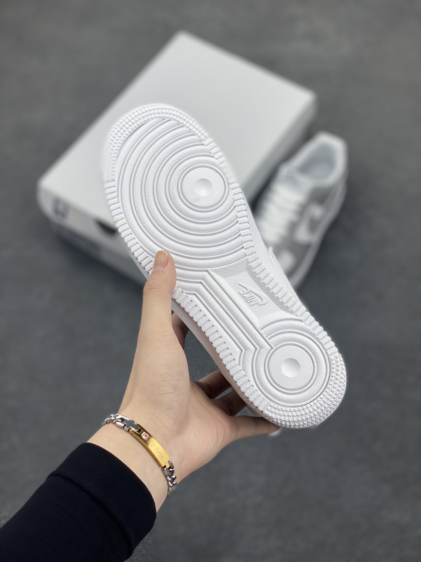 图片[5]-福利特价 Nike Air Force 1 Low 灰白 空军一号低帮运动休闲板鞋 原楦头原纸板 打造纯正空军版型 专注外贸渠道 全掌内置蜂窝气垫 原盒配件 原厂中底钢印、拉帮完美 货号：FQ9763-101 尺码：36 36.5 37.5 38 38.5 39 40 40.5 41 42 42.5 43 44 44.5 45-选品中心