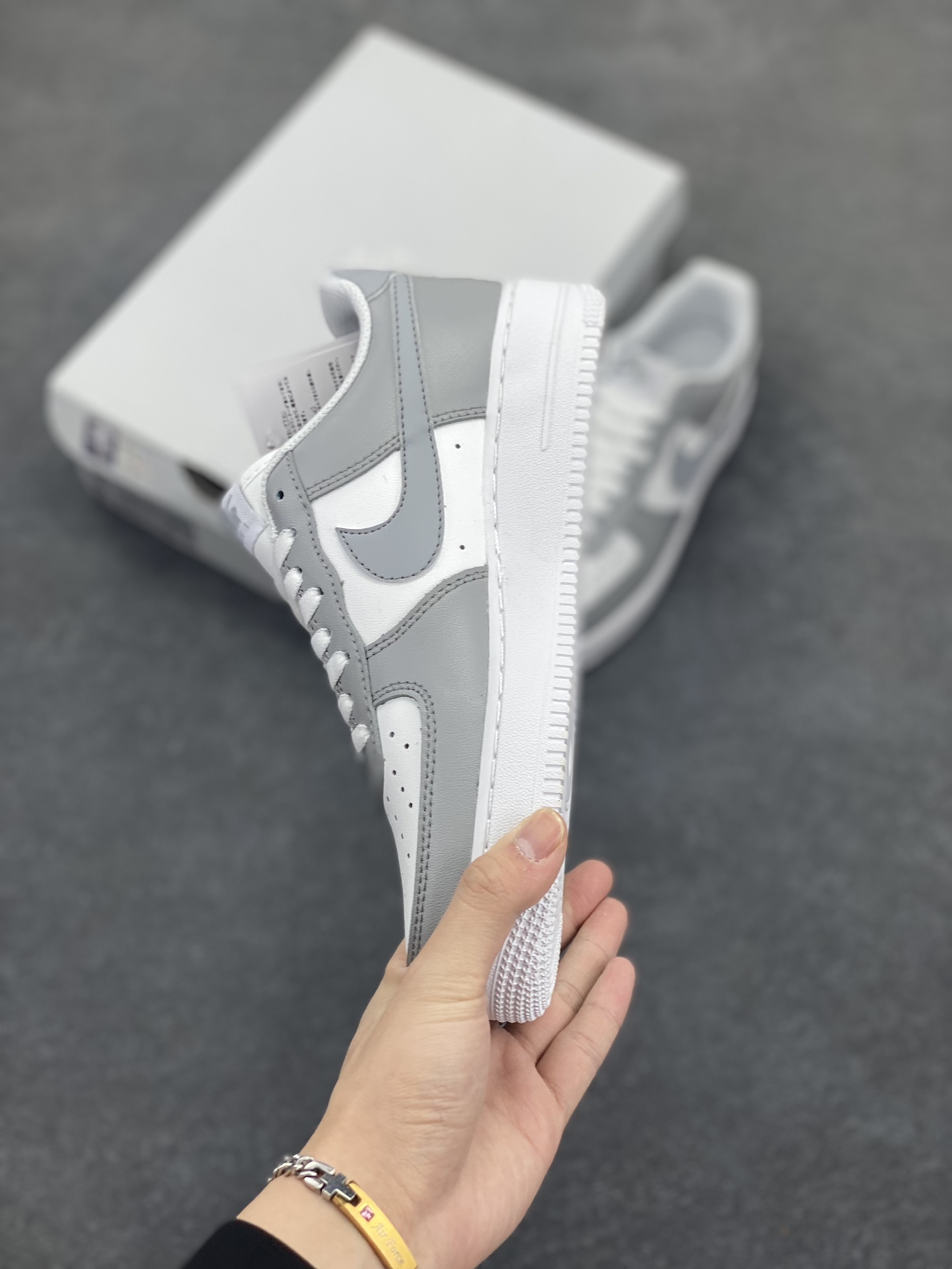 图片[3]-福利特价 Nike Air Force 1 Low 灰白 空军一号低帮运动休闲板鞋 原楦头原纸板 打造纯正空军版型 专注外贸渠道 全掌内置蜂窝气垫 原盒配件 原厂中底钢印、拉帮完美 货号：FQ9763-101 尺码：36 36.5 37.5 38 38.5 39 40 40.5 41 42 42.5 43 44 44.5 45-选品中心