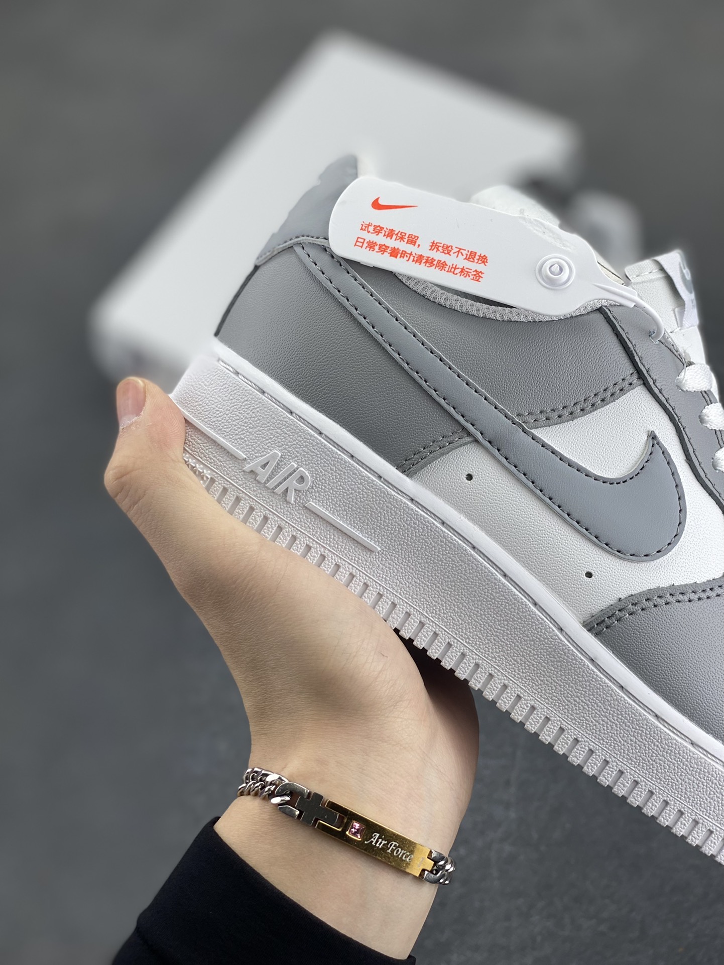 图片[6]-福利特价 Nike Air Force 1 Low 灰白 空军一号低帮运动休闲板鞋 原楦头原纸板 打造纯正空军版型 专注外贸渠道 全掌内置蜂窝气垫 原盒配件 原厂中底钢印、拉帮完美 货号：FQ9763-101 尺码：36 36.5 37.5 38 38.5 39 40 40.5 41 42 42.5 43 44 44.5 45-选品中心