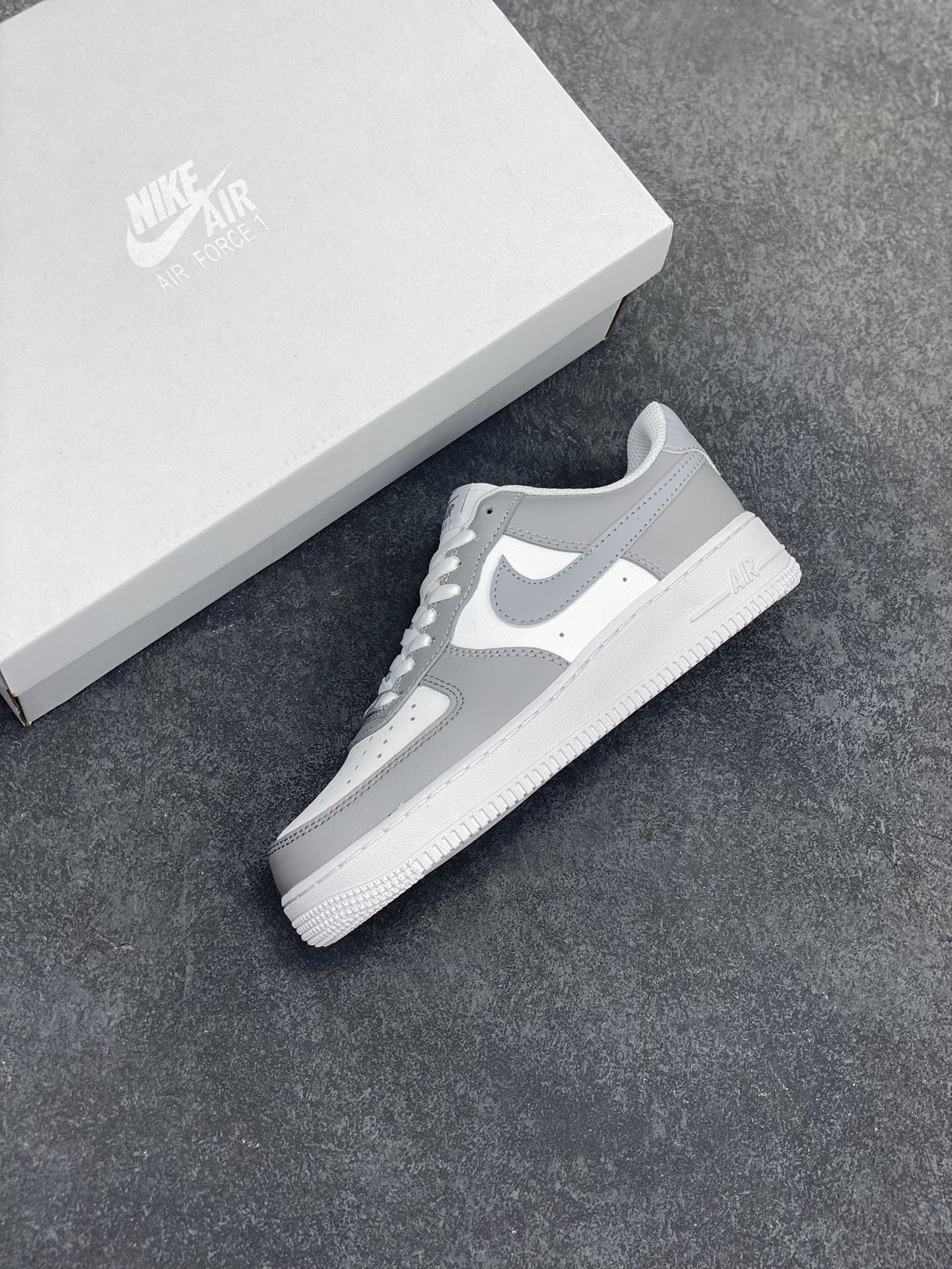 图片[7]-福利特价 Nike Air Force 1 Low 灰白 空军一号低帮运动休闲板鞋 原楦头原纸板 打造纯正空军版型 专注外贸渠道 全掌内置蜂窝气垫 原盒配件 原厂中底钢印、拉帮完美 货号：FQ9763-101 尺码：36 36.5 37.5 38 38.5 39 40 40.5 41 42 42.5 43 44 44.5 45-选品中心