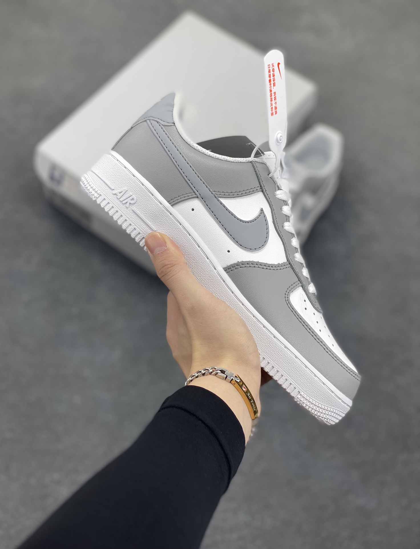 福利特价 Nike Air Force 1 Low 灰白 空军一号低帮运动休闲板鞋 原楦头原纸板 打造纯正空军版型 专注外贸渠道 全掌内置蜂窝气垫 原盒配件 原厂中底钢印、拉帮完美 货号：FQ9763-101 尺码：36 36.5 37.5 38 38.5 39 40 40.5 41 42 42.5 43 44 44.5 45-选品中心