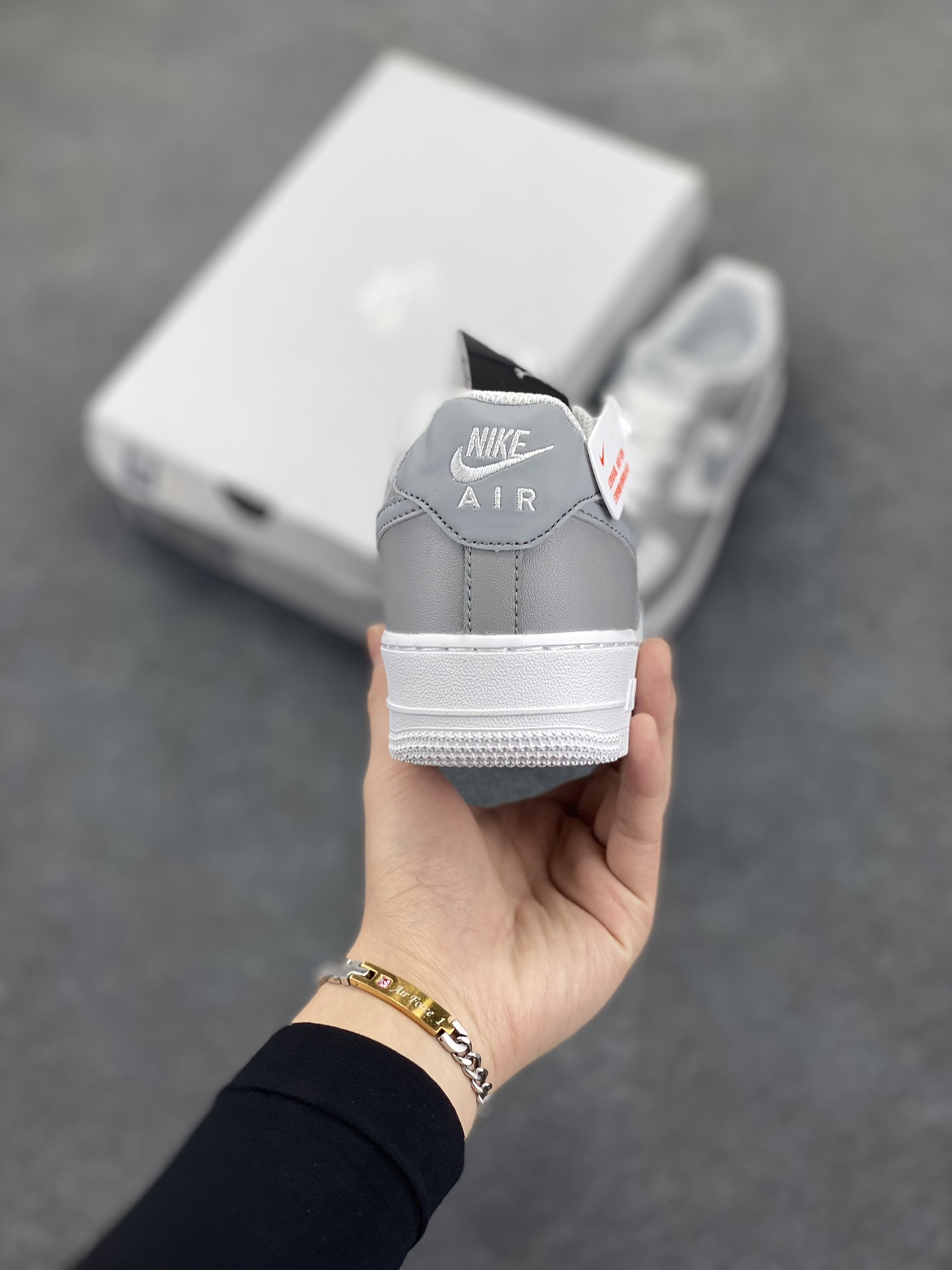 图片[4]-福利特价 Nike Air Force 1 Low 灰白 空军一号低帮运动休闲板鞋 原楦头原纸板 打造纯正空军版型 专注外贸渠道 全掌内置蜂窝气垫 原盒配件 原厂中底钢印、拉帮完美 货号：FQ9763-101 尺码：36 36.5 37.5 38 38.5 39 40 40.5 41 42 42.5 43 44 44.5 45-选品中心