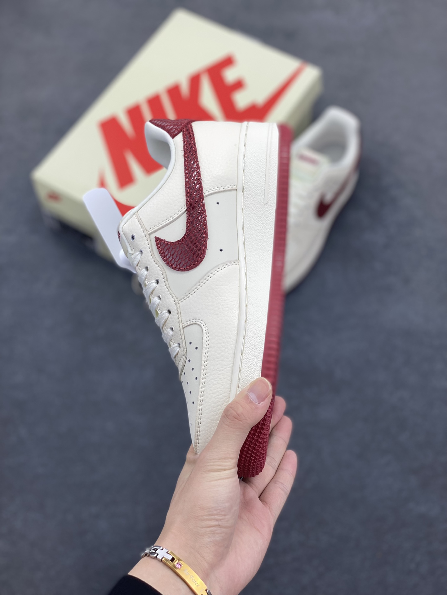 图片[3]-NIke Air Force 1 \’07 Low “Supreme联名——米红蛇纹勾”空军一号 低帮 运动鞋 休闲鞋 折边针车 工艺难度大 原楦头原纸板 原装鞋盒 定制五金配件 内置全掌气垫 原厂鞋底 货号：DF0188-040 尺码：36 36.5 37.5 38 38.5 39 40 40.5 41 42 42.5 43 44 44.5 45-选品中心
