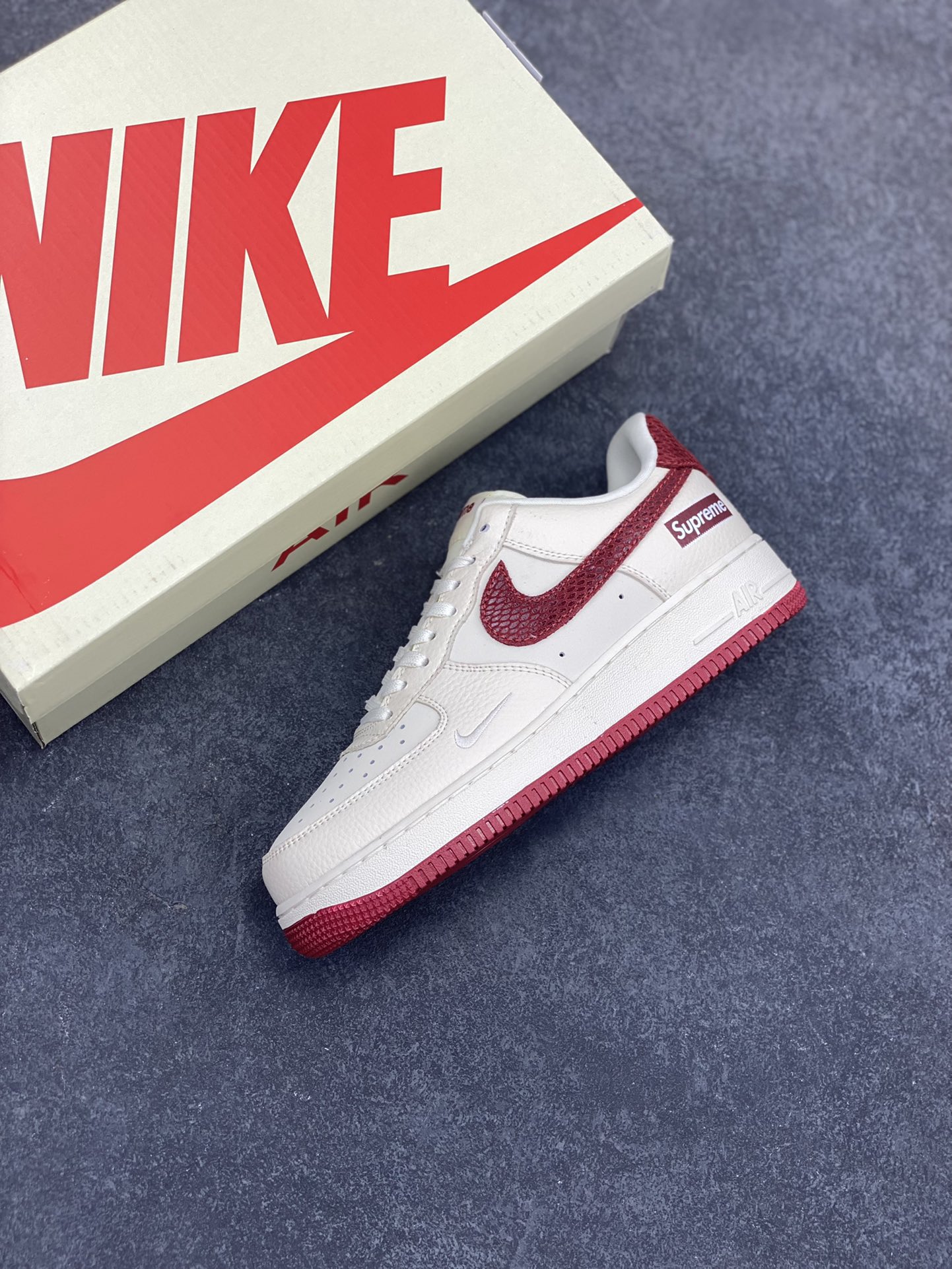 图片[7]-NIke Air Force 1 \’07 Low “Supreme联名——米红蛇纹勾”空军一号 低帮 运动鞋 休闲鞋 折边针车 工艺难度大 原楦头原纸板 原装鞋盒 定制五金配件 内置全掌气垫 原厂鞋底 货号：DF0188-040 尺码：36 36.5 37.5 38 38.5 39 40 40.5 41 42 42.5 43 44 44.5 45-选品中心