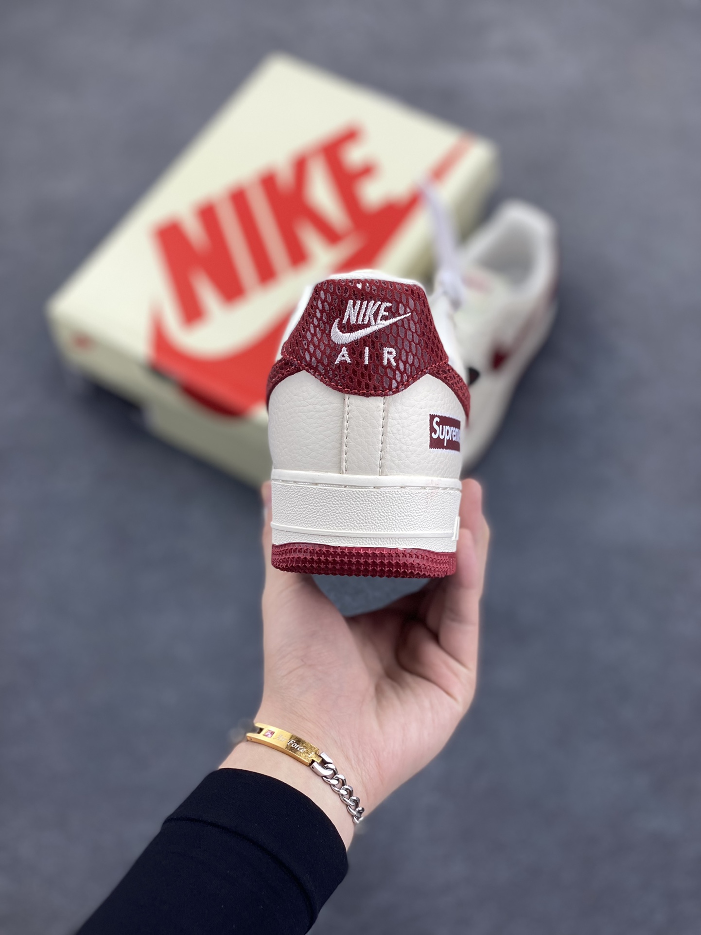 图片[4]-NIke Air Force 1 \’07 Low “Supreme联名——米红蛇纹勾”空军一号 低帮 运动鞋 休闲鞋 折边针车 工艺难度大 原楦头原纸板 原装鞋盒 定制五金配件 内置全掌气垫 原厂鞋底 货号：DF0188-040 尺码：36 36.5 37.5 38 38.5 39 40 40.5 41 42 42.5 43 44 44.5 45-选品中心
