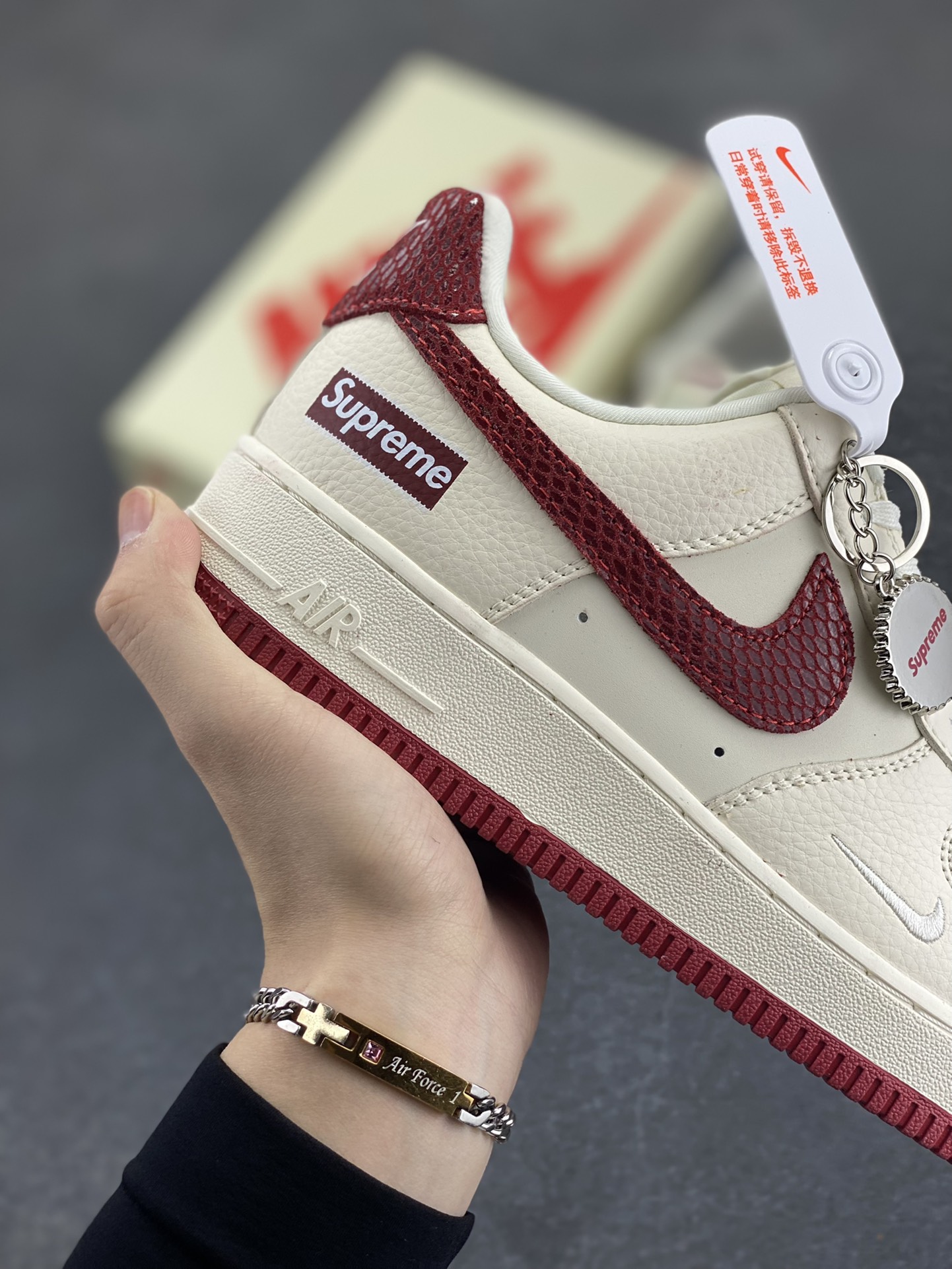 图片[6]-NIke Air Force 1 \’07 Low “Supreme联名——米红蛇纹勾”空军一号 低帮 运动鞋 休闲鞋 折边针车 工艺难度大 原楦头原纸板 原装鞋盒 定制五金配件 内置全掌气垫 原厂鞋底 货号：DF0188-040 尺码：36 36.5 37.5 38 38.5 39 40 40.5 41 42 42.5 43 44 44.5 45-选品中心
