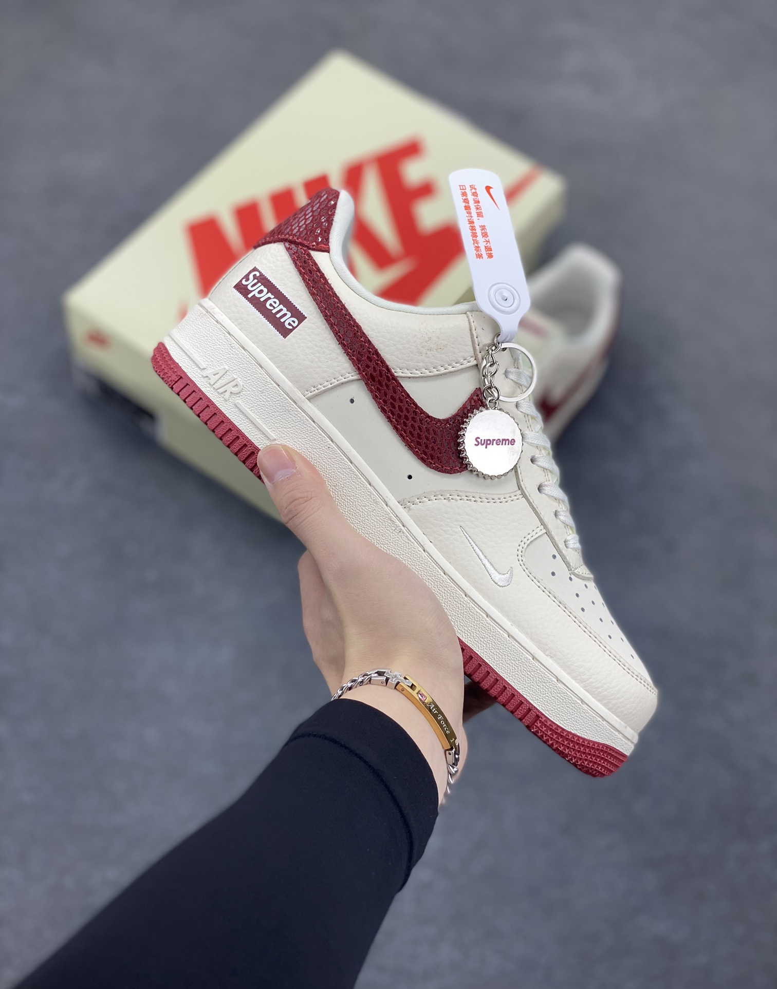 NIke Air Force 1 \'07 Low “Supreme联名——米红蛇纹勾”空军一号 低帮 运动鞋 休闲鞋 折边针车 工艺难度大 原楦头原纸板 原装鞋盒 定制五金配件 内置全掌气垫 原厂鞋底 货号：DF0188-040 尺码：36 36.5 37.5 38 38.5 39 40 40.5 41 42 42.5 43 44 44.5 45-选品中心