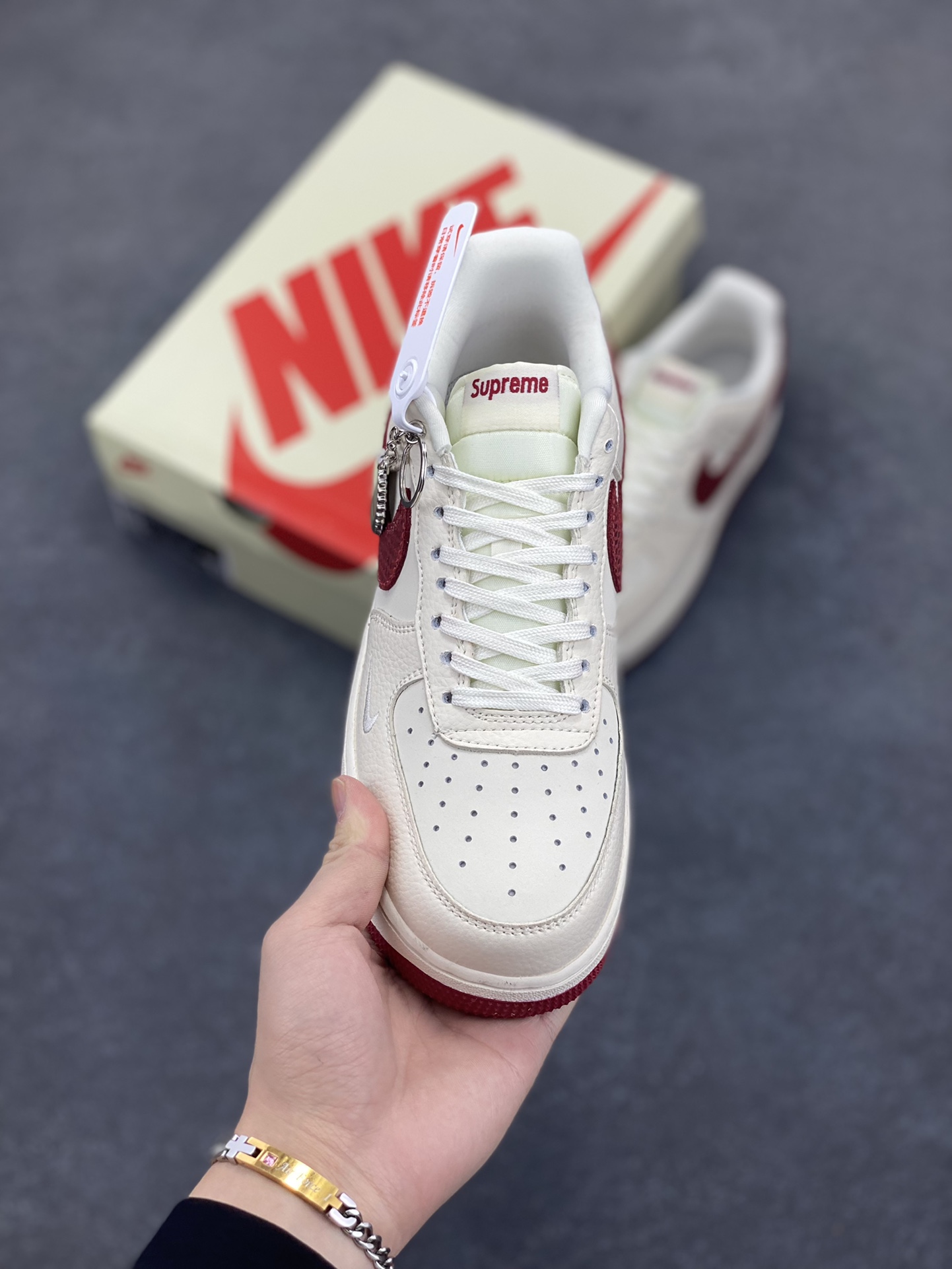 图片[2]-NIke Air Force 1 \’07 Low “Supreme联名——米红蛇纹勾”空军一号 低帮 运动鞋 休闲鞋 折边针车 工艺难度大 原楦头原纸板 原装鞋盒 定制五金配件 内置全掌气垫 原厂鞋底 货号：DF0188-040 尺码：36 36.5 37.5 38 38.5 39 40 40.5 41 42 42.5 43 44 44.5 45-选品中心