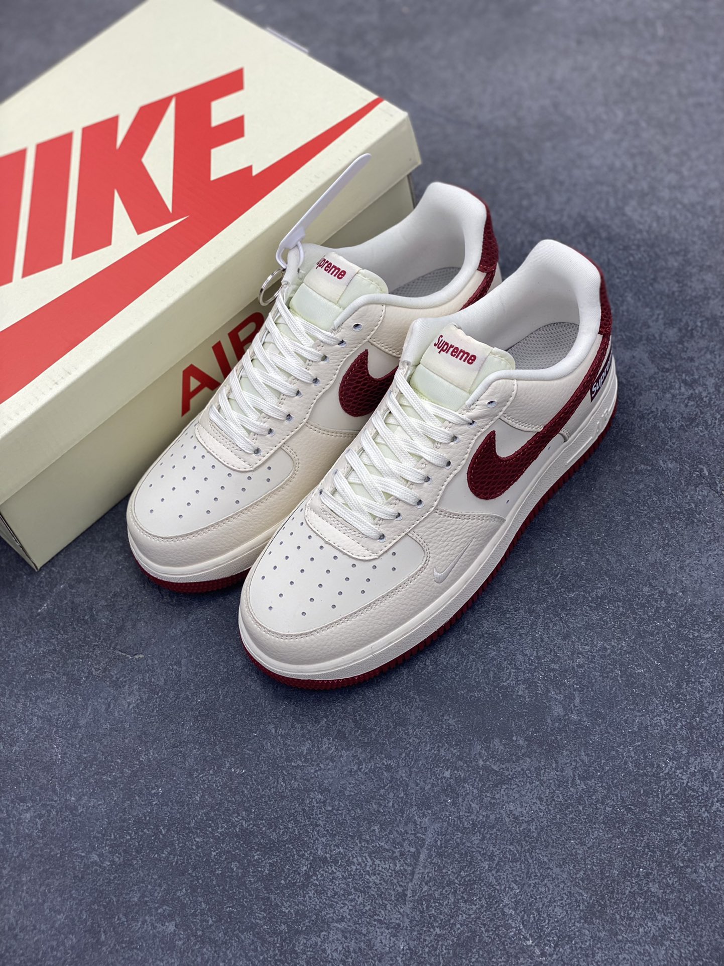图片[8]-NIke Air Force 1 \’07 Low “Supreme联名——米红蛇纹勾”空军一号 低帮 运动鞋 休闲鞋 折边针车 工艺难度大 原楦头原纸板 原装鞋盒 定制五金配件 内置全掌气垫 原厂鞋底 货号：DF0188-040 尺码：36 36.5 37.5 38 38.5 39 40 40.5 41 42 42.5 43 44 44.5 45-选品中心
