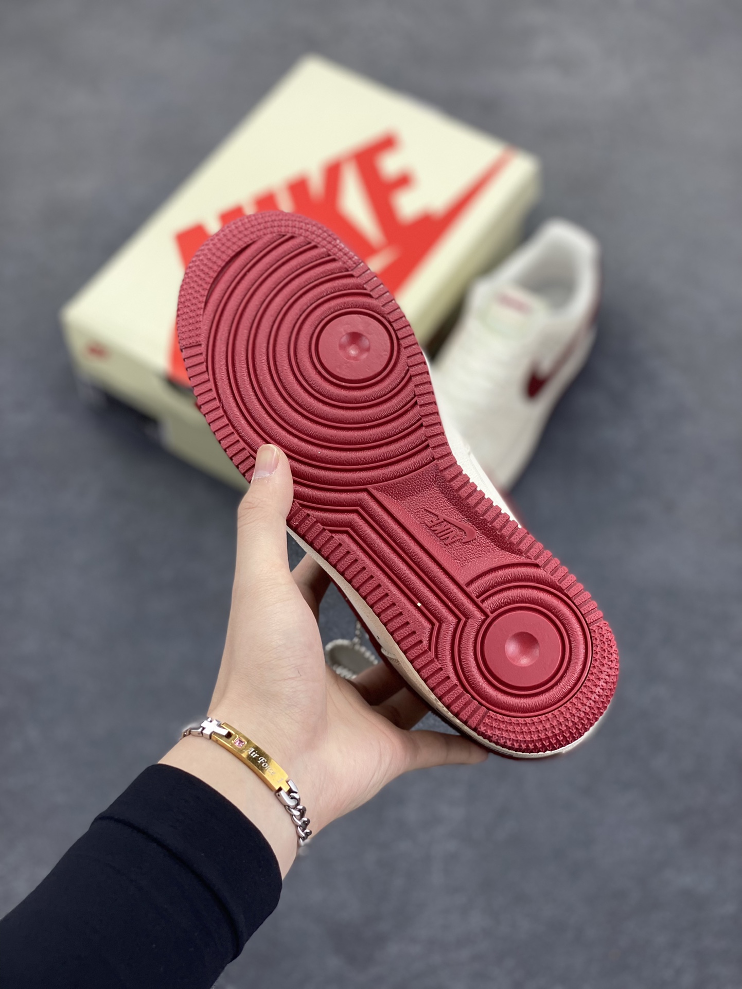 图片[5]-NIke Air Force 1 \’07 Low “Supreme联名——米红蛇纹勾”空军一号 低帮 运动鞋 休闲鞋 折边针车 工艺难度大 原楦头原纸板 原装鞋盒 定制五金配件 内置全掌气垫 原厂鞋底 货号：DF0188-040 尺码：36 36.5 37.5 38 38.5 39 40 40.5 41 42 42.5 43 44 44.5 45-选品中心