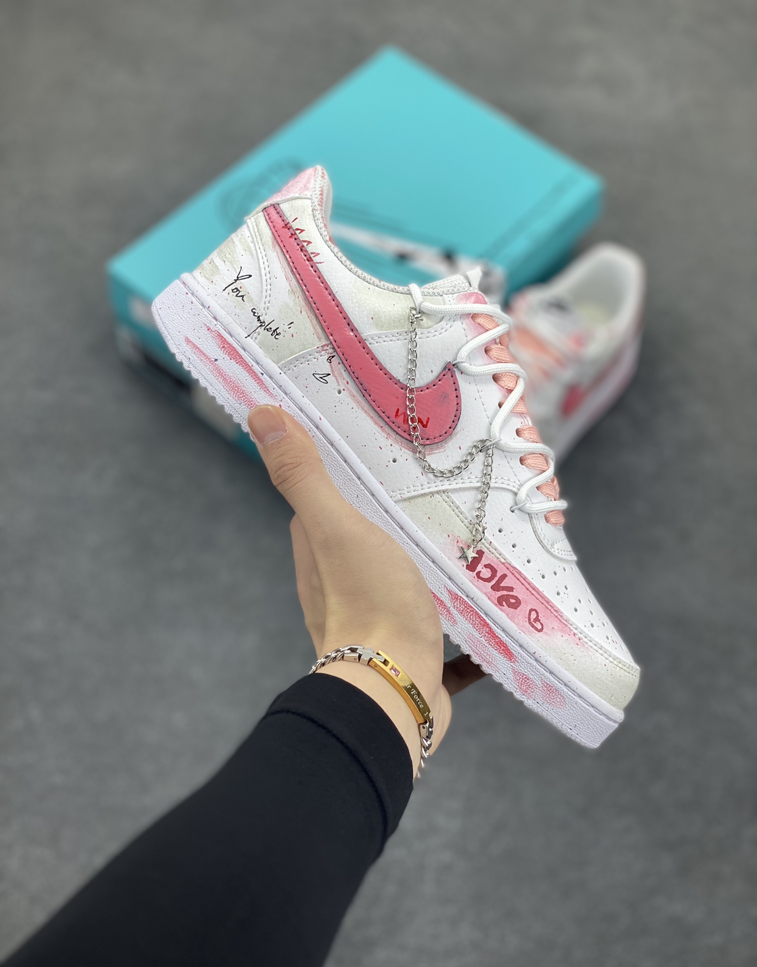 Nike Court Vision 1 Low“幸福角” 手绘涂鸦定制板鞋 在城市的喧嚣中，有一个被爱意包裹的角落。它是位于老街转角处的一家小小花店，属于爱情的“幸福角”。每一朵花都娇艳欲滴。让人沉醉其中时，花朵从花丛后探出头，露出温暖的笑，那一刻，人的心像被春风拂过，泛起层层涟漪 货号：DH2987-213 尺码：36 36.5 37.5 38 38.5 39 40 40.5 41 42 42.5 43 44 44.5 45-选品中心