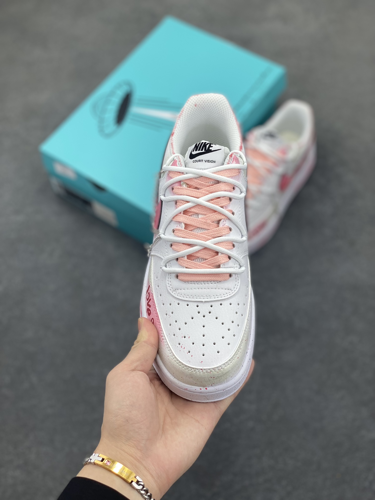 图片[2]-Nike Court Vision 1 Low“幸福角” 手绘涂鸦定制板鞋 在城市的喧嚣中，有一个被爱意包裹的角落。它是位于老街转角处的一家小小花店，属于爱情的“幸福角”。每一朵花都娇艳欲滴。让人沉醉其中时，花朵从花丛后探出头，露出温暖的笑，那一刻，人的心像被春风拂过，泛起层层涟漪 货号：DH2987-213 尺码：36 36.5 37.5 38 38.5 39 40 40.5 41 42 42.5 43 44 44.5 45-选品中心