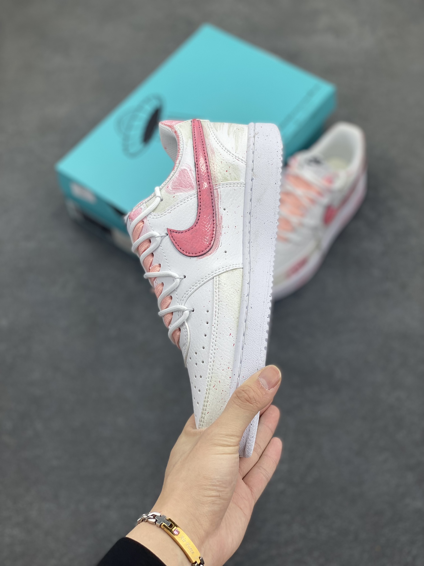 图片[3]-Nike Court Vision 1 Low“幸福角” 手绘涂鸦定制板鞋 在城市的喧嚣中，有一个被爱意包裹的角落。它是位于老街转角处的一家小小花店，属于爱情的“幸福角”。每一朵花都娇艳欲滴。让人沉醉其中时，花朵从花丛后探出头，露出温暖的笑，那一刻，人的心像被春风拂过，泛起层层涟漪 货号：DH2987-213 尺码：36 36.5 37.5 38 38.5 39 40 40.5 41 42 42.5 43 44 44.5 45-选品中心