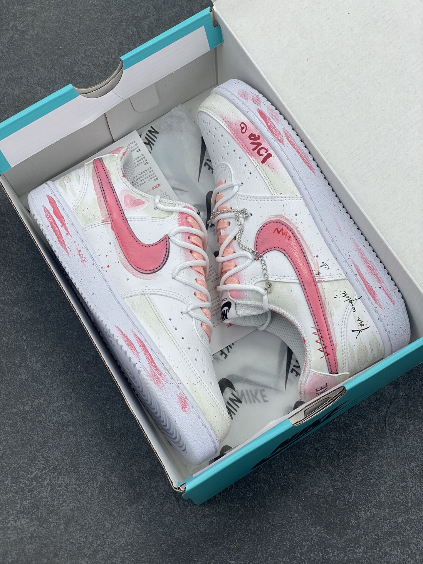 图片[9]-Nike Court Vision 1 Low“幸福角” 手绘涂鸦定制板鞋 在城市的喧嚣中，有一个被爱意包裹的角落。它是位于老街转角处的一家小小花店，属于爱情的“幸福角”。每一朵花都娇艳欲滴。让人沉醉其中时，花朵从花丛后探出头，露出温暖的笑，那一刻，人的心像被春风拂过，泛起层层涟漪 货号：DH2987-213 尺码：36 36.5 37.5 38 38.5 39 40 40.5 41 42 42.5 43 44 44.5 45-选品中心