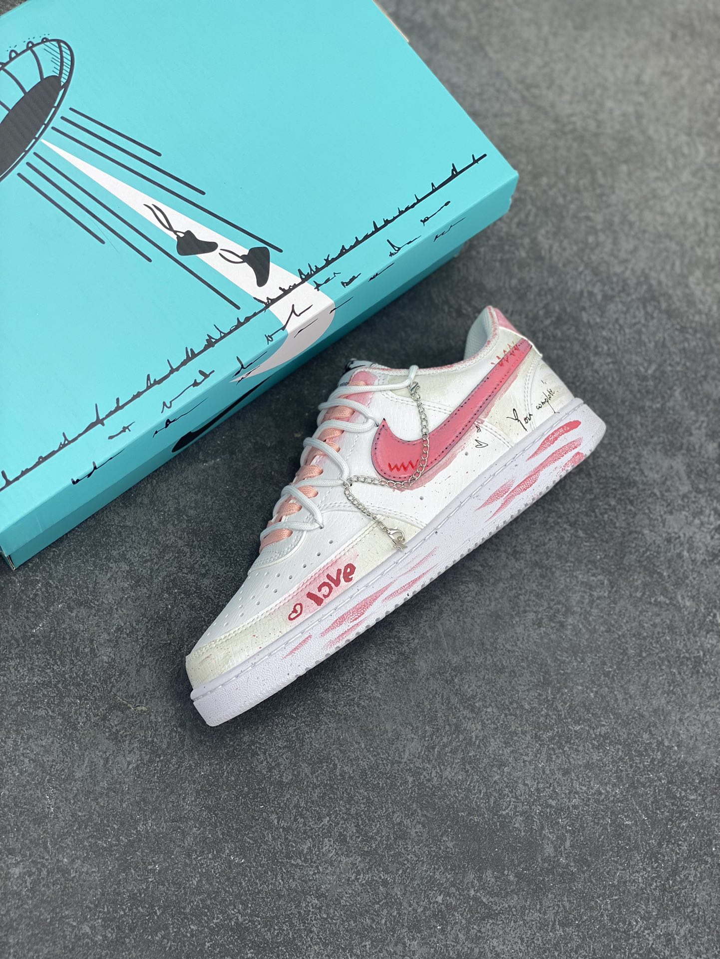 图片[7]-Nike Court Vision 1 Low“幸福角” 手绘涂鸦定制板鞋 在城市的喧嚣中，有一个被爱意包裹的角落。它是位于老街转角处的一家小小花店，属于爱情的“幸福角”。每一朵花都娇艳欲滴。让人沉醉其中时，花朵从花丛后探出头，露出温暖的笑，那一刻，人的心像被春风拂过，泛起层层涟漪 货号：DH2987-213 尺码：36 36.5 37.5 38 38.5 39 40 40.5 41 42 42.5 43 44 44.5 45-选品中心