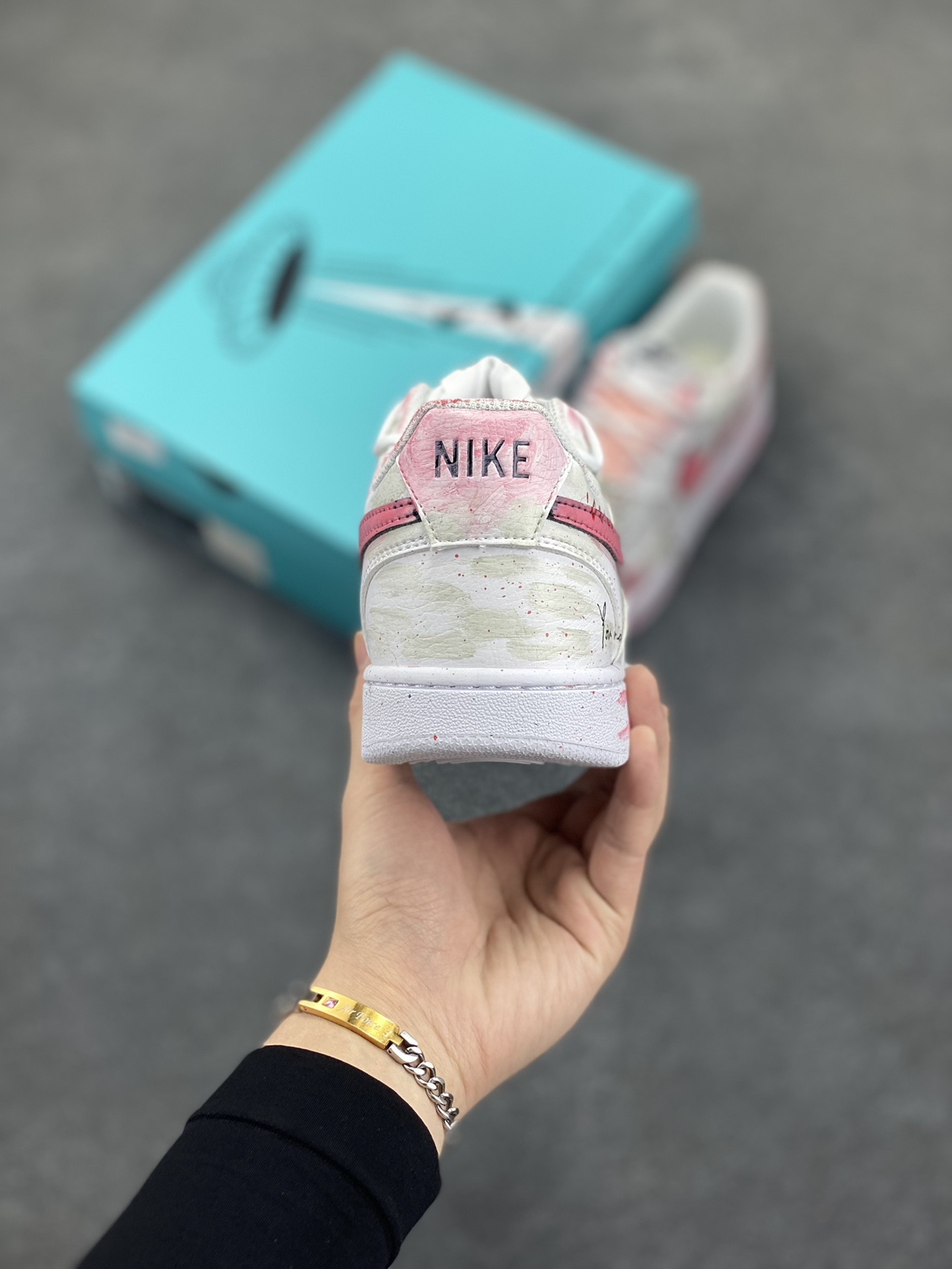 图片[4]-Nike Court Vision 1 Low“幸福角” 手绘涂鸦定制板鞋 在城市的喧嚣中，有一个被爱意包裹的角落。它是位于老街转角处的一家小小花店，属于爱情的“幸福角”。每一朵花都娇艳欲滴。让人沉醉其中时，花朵从花丛后探出头，露出温暖的笑，那一刻，人的心像被春风拂过，泛起层层涟漪 货号：DH2987-213 尺码：36 36.5 37.5 38 38.5 39 40 40.5 41 42 42.5 43 44 44.5 45-选品中心