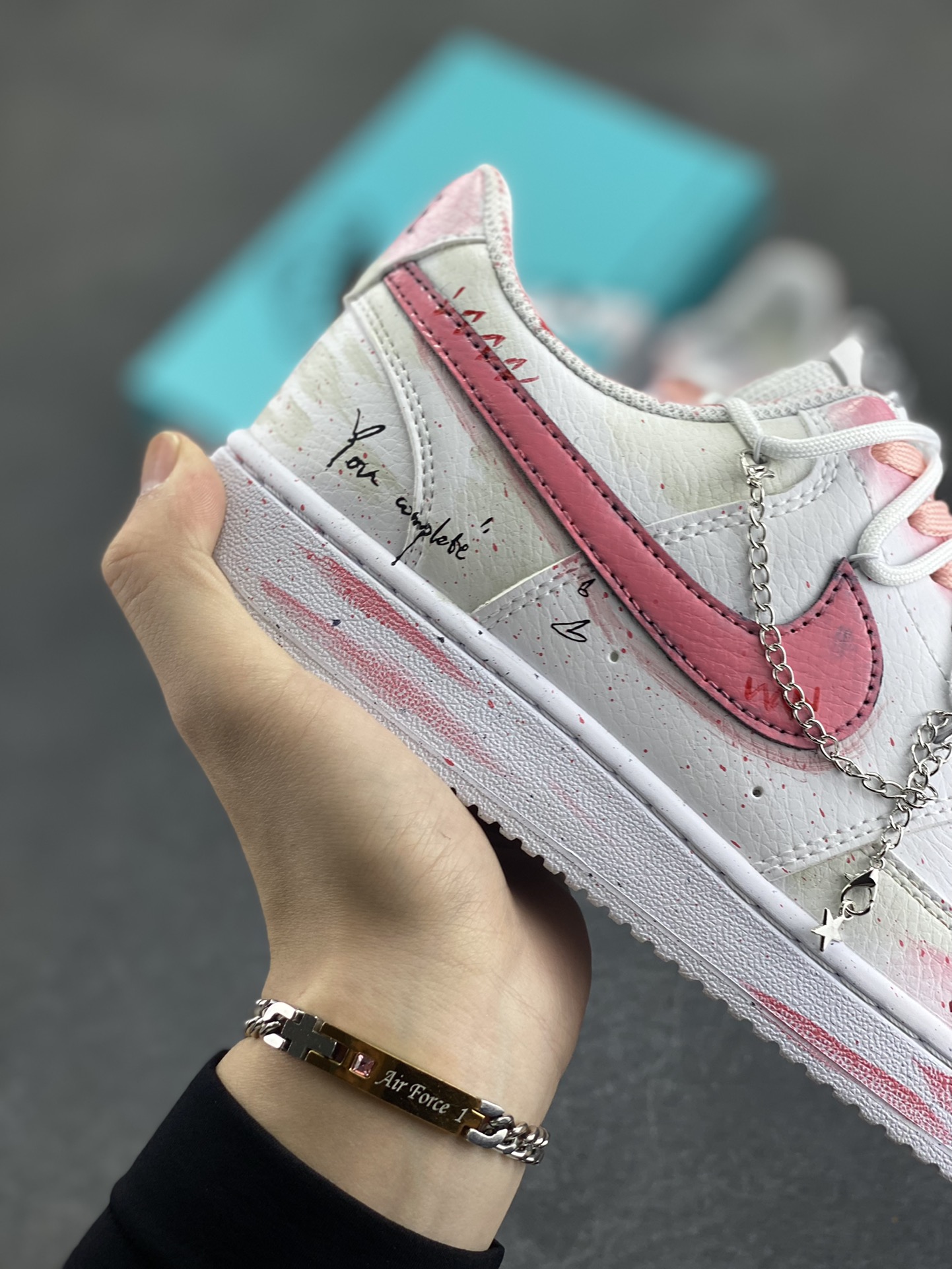 图片[6]-Nike Court Vision 1 Low“幸福角” 手绘涂鸦定制板鞋 在城市的喧嚣中，有一个被爱意包裹的角落。它是位于老街转角处的一家小小花店，属于爱情的“幸福角”。每一朵花都娇艳欲滴。让人沉醉其中时，花朵从花丛后探出头，露出温暖的笑，那一刻，人的心像被春风拂过，泛起层层涟漪 货号：DH2987-213 尺码：36 36.5 37.5 38 38.5 39 40 40.5 41 42 42.5 43 44 44.5 45-选品中心