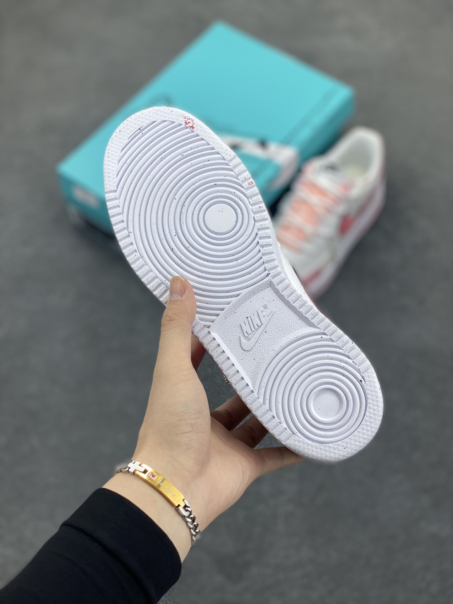 图片[5]-Nike Court Vision 1 Low“幸福角” 手绘涂鸦定制板鞋 在城市的喧嚣中，有一个被爱意包裹的角落。它是位于老街转角处的一家小小花店，属于爱情的“幸福角”。每一朵花都娇艳欲滴。让人沉醉其中时，花朵从花丛后探出头，露出温暖的笑，那一刻，人的心像被春风拂过，泛起层层涟漪 货号：DH2987-213 尺码：36 36.5 37.5 38 38.5 39 40 40.5 41 42 42.5 43 44 44.5 45-选品中心