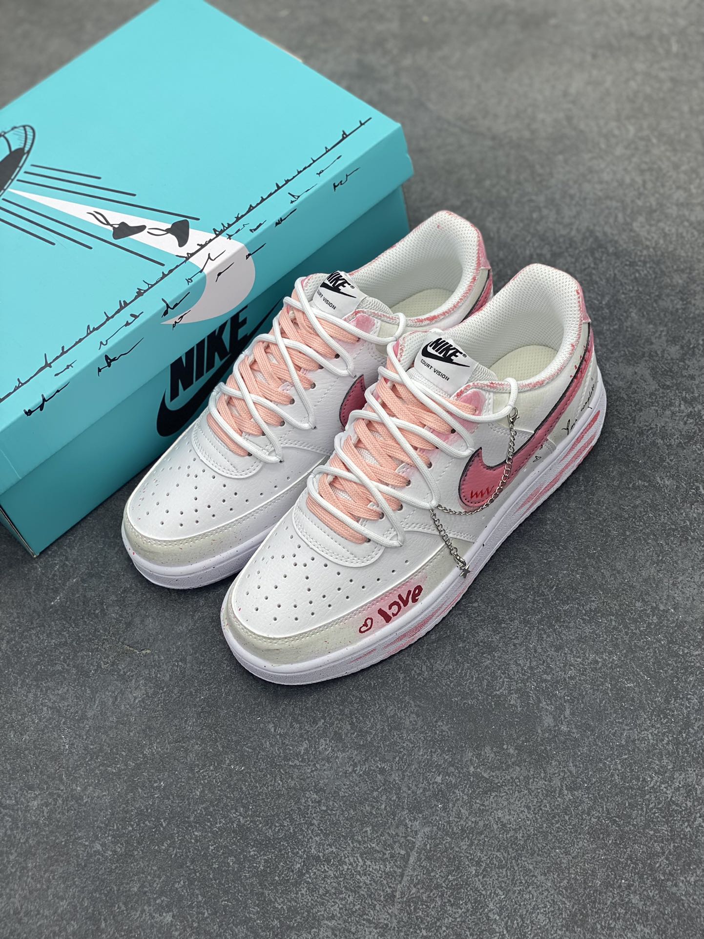 图片[8]-Nike Court Vision 1 Low“幸福角” 手绘涂鸦定制板鞋 在城市的喧嚣中，有一个被爱意包裹的角落。它是位于老街转角处的一家小小花店，属于爱情的“幸福角”。每一朵花都娇艳欲滴。让人沉醉其中时，花朵从花丛后探出头，露出温暖的笑，那一刻，人的心像被春风拂过，泛起层层涟漪 货号：DH2987-213 尺码：36 36.5 37.5 38 38.5 39 40 40.5 41 42 42.5 43 44 44.5 45-选品中心