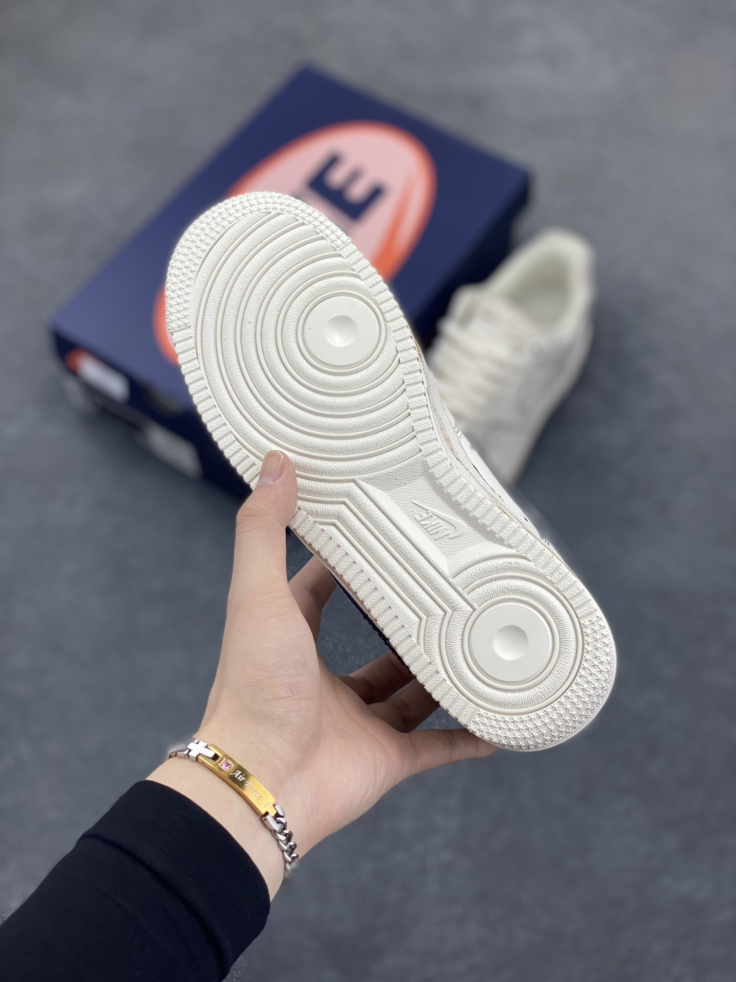 图片[5]-Nike Air Force 1\’07 Low 古宅蛛网 空军一号低帮休闲板鞋  #一座被岁月遗忘的古宅。青灰色的墙壁爬满斑驳青苔，像是岁月镌刻的神秘纹路；雕花的窗棂破碎不堪，在风中吱呀作响，似在诉说往昔的繁华。蛛网像是精心编织的蕾丝，从房梁垂落，在桌椅间蔓延，不放过任何一处角落 货号：315221-333  尺码：36 36.5 37.5 38 38.5 39 40 40.5 41 42 42.5 43 44 44.5 45-选品中心