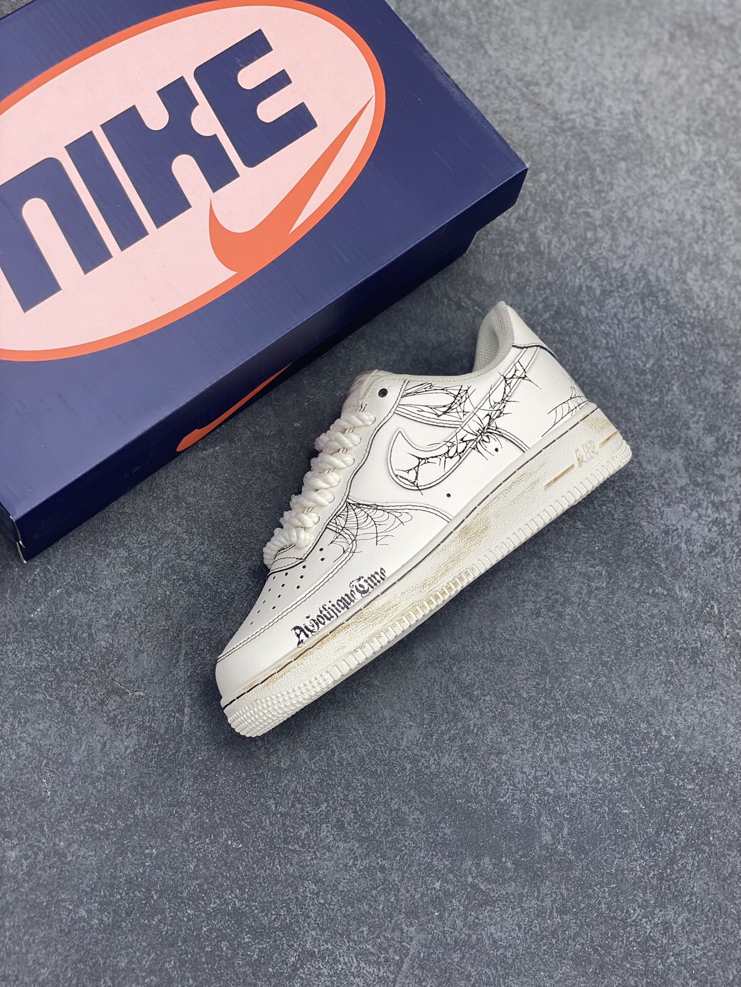 图片[7]-Nike Air Force 1\’07 Low 古宅蛛网 空军一号低帮休闲板鞋  #一座被岁月遗忘的古宅。青灰色的墙壁爬满斑驳青苔，像是岁月镌刻的神秘纹路；雕花的窗棂破碎不堪，在风中吱呀作响，似在诉说往昔的繁华。蛛网像是精心编织的蕾丝，从房梁垂落，在桌椅间蔓延，不放过任何一处角落 货号：315221-333  尺码：36 36.5 37.5 38 38.5 39 40 40.5 41 42 42.5 43 44 44.5 45-选品中心