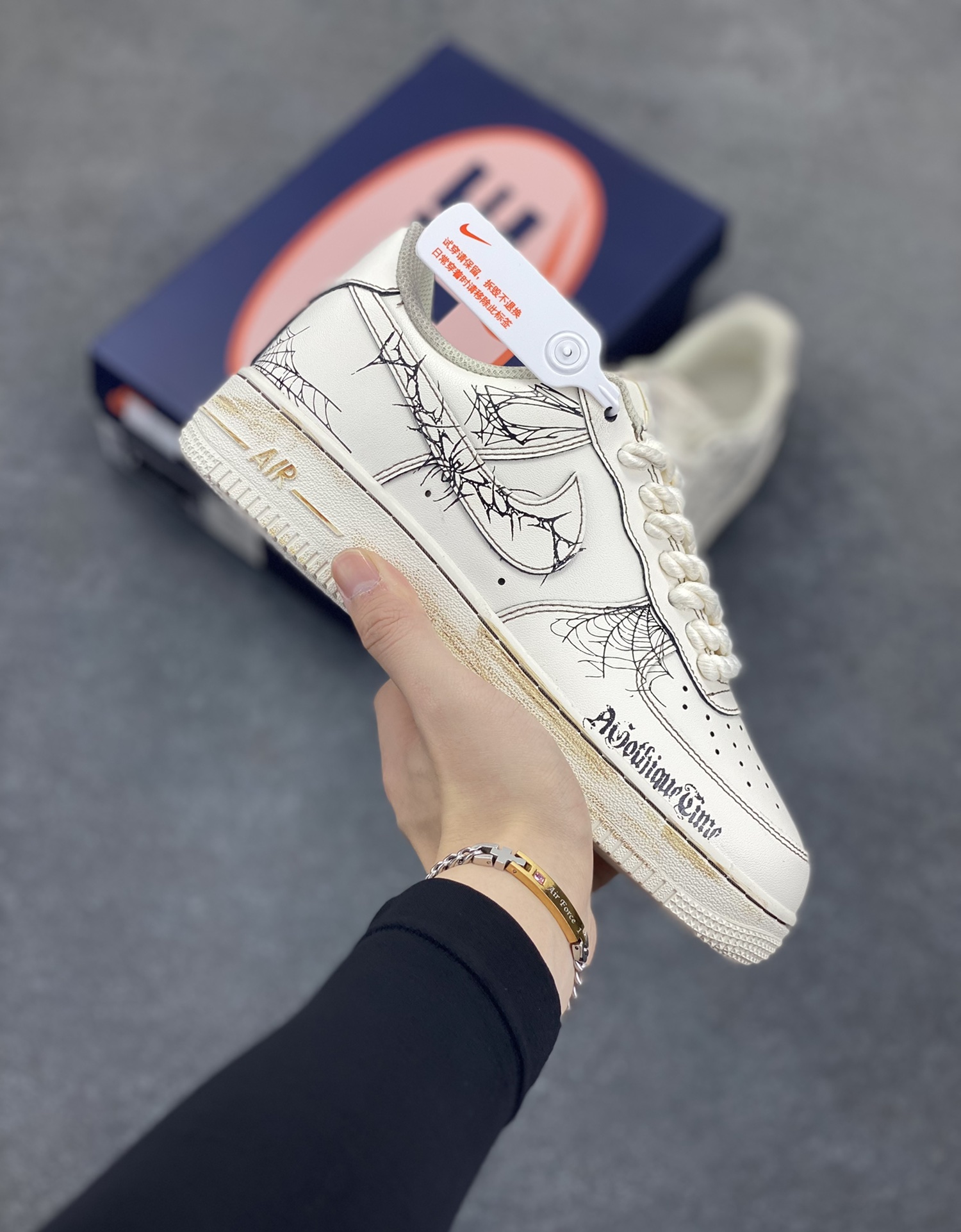 Nike Air Force 1\’07 Low 古宅蛛网 空军一号低帮休闲板鞋  #一座被岁月遗忘的古宅。青灰色的墙壁爬满斑驳青苔，像是岁月镌刻的神秘纹路；雕花的窗棂破碎不堪，在风中吱呀作响，似在诉说往昔的繁华。蛛网像是精心编织的蕾丝，从房梁垂落，在桌椅间蔓延，不放过任何一处角落 货号：315221-333  尺码：36 36.5 37.5 38 38.5 39 40 40.5 41 42 42.5 43 44 44.5 45-选品中心