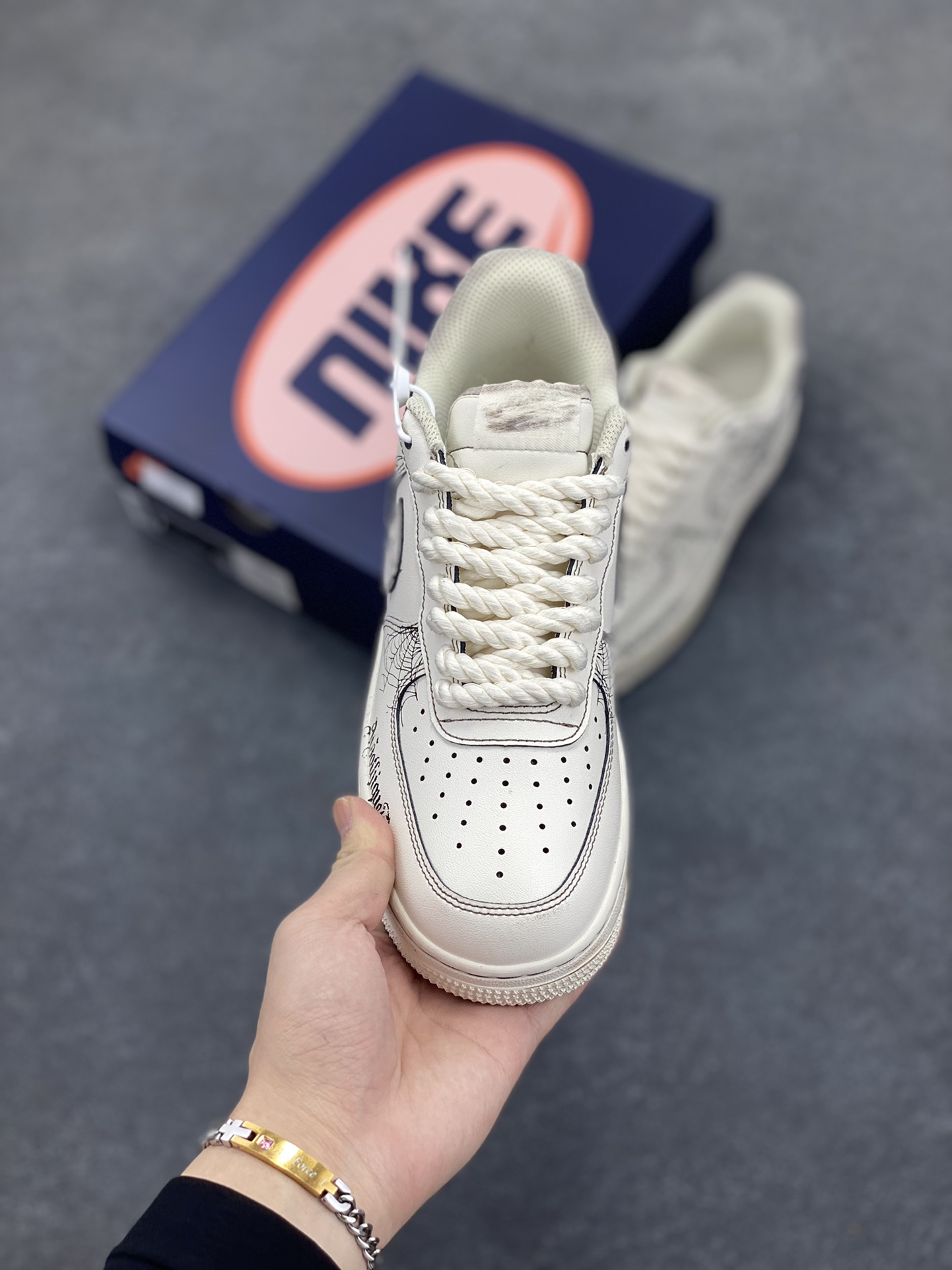 图片[2]-Nike Air Force 1\’07 Low 古宅蛛网 空军一号低帮休闲板鞋  #一座被岁月遗忘的古宅。青灰色的墙壁爬满斑驳青苔，像是岁月镌刻的神秘纹路；雕花的窗棂破碎不堪，在风中吱呀作响，似在诉说往昔的繁华。蛛网像是精心编织的蕾丝，从房梁垂落，在桌椅间蔓延，不放过任何一处角落 货号：315221-333  尺码：36 36.5 37.5 38 38.5 39 40 40.5 41 42 42.5 43 44 44.5 45-选品中心