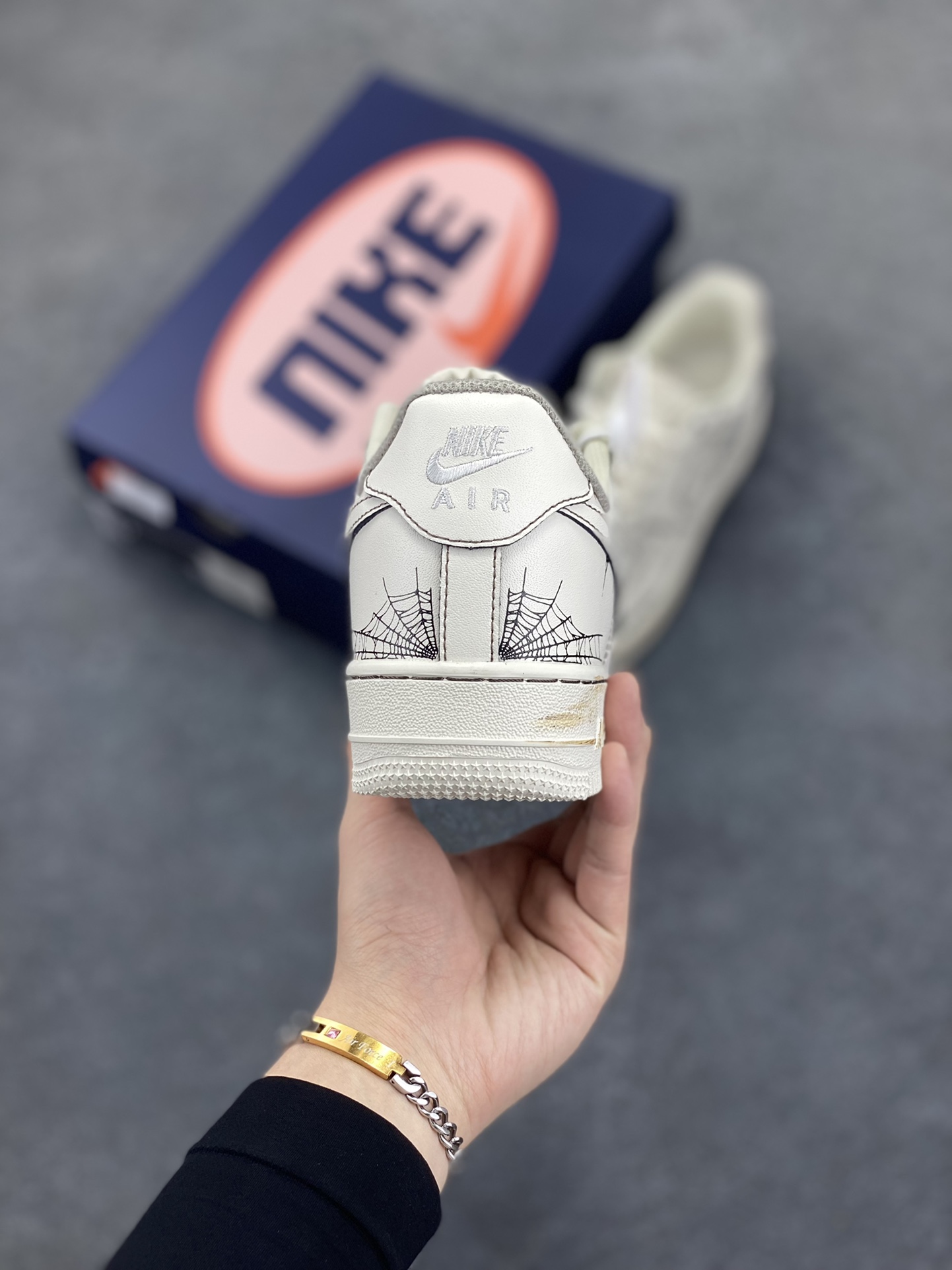 图片[4]-Nike Air Force 1\’07 Low 古宅蛛网 空军一号低帮休闲板鞋  #一座被岁月遗忘的古宅。青灰色的墙壁爬满斑驳青苔，像是岁月镌刻的神秘纹路；雕花的窗棂破碎不堪，在风中吱呀作响，似在诉说往昔的繁华。蛛网像是精心编织的蕾丝，从房梁垂落，在桌椅间蔓延，不放过任何一处角落 货号：315221-333  尺码：36 36.5 37.5 38 38.5 39 40 40.5 41 42 42.5 43 44 44.5 45-选品中心