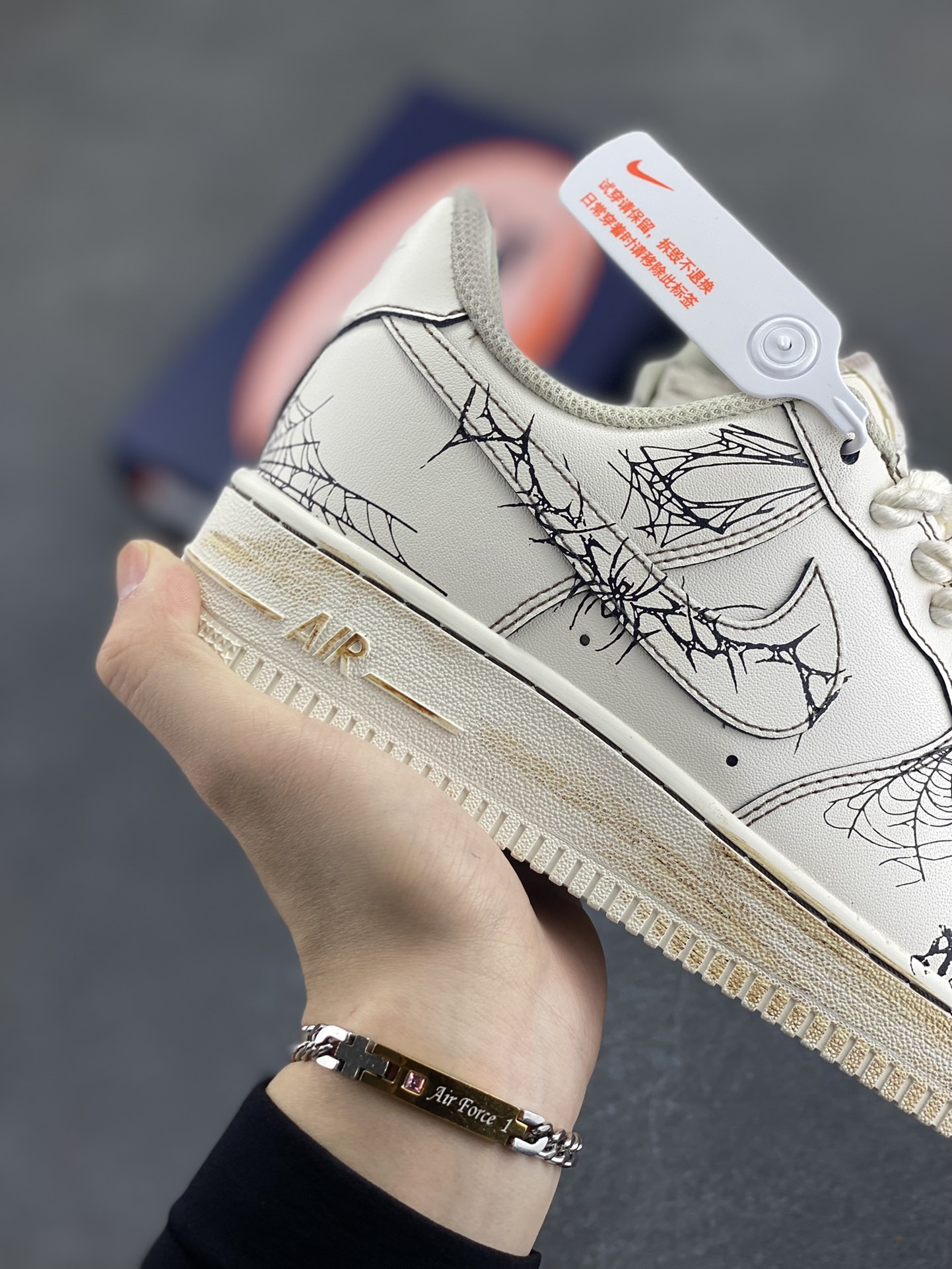 图片[6]-Nike Air Force 1\’07 Low 古宅蛛网 空军一号低帮休闲板鞋  #一座被岁月遗忘的古宅。青灰色的墙壁爬满斑驳青苔，像是岁月镌刻的神秘纹路；雕花的窗棂破碎不堪，在风中吱呀作响，似在诉说往昔的繁华。蛛网像是精心编织的蕾丝，从房梁垂落，在桌椅间蔓延，不放过任何一处角落 货号：315221-333  尺码：36 36.5 37.5 38 38.5 39 40 40.5 41 42 42.5 43 44 44.5 45-选品中心