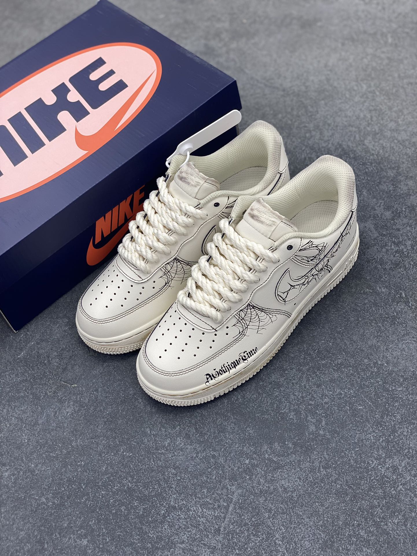 图片[8]-Nike Air Force 1\’07 Low 古宅蛛网 空军一号低帮休闲板鞋  #一座被岁月遗忘的古宅。青灰色的墙壁爬满斑驳青苔，像是岁月镌刻的神秘纹路；雕花的窗棂破碎不堪，在风中吱呀作响，似在诉说往昔的繁华。蛛网像是精心编织的蕾丝，从房梁垂落，在桌椅间蔓延，不放过任何一处角落 货号：315221-333  尺码：36 36.5 37.5 38 38.5 39 40 40.5 41 42 42.5 43 44 44.5 45-选品中心