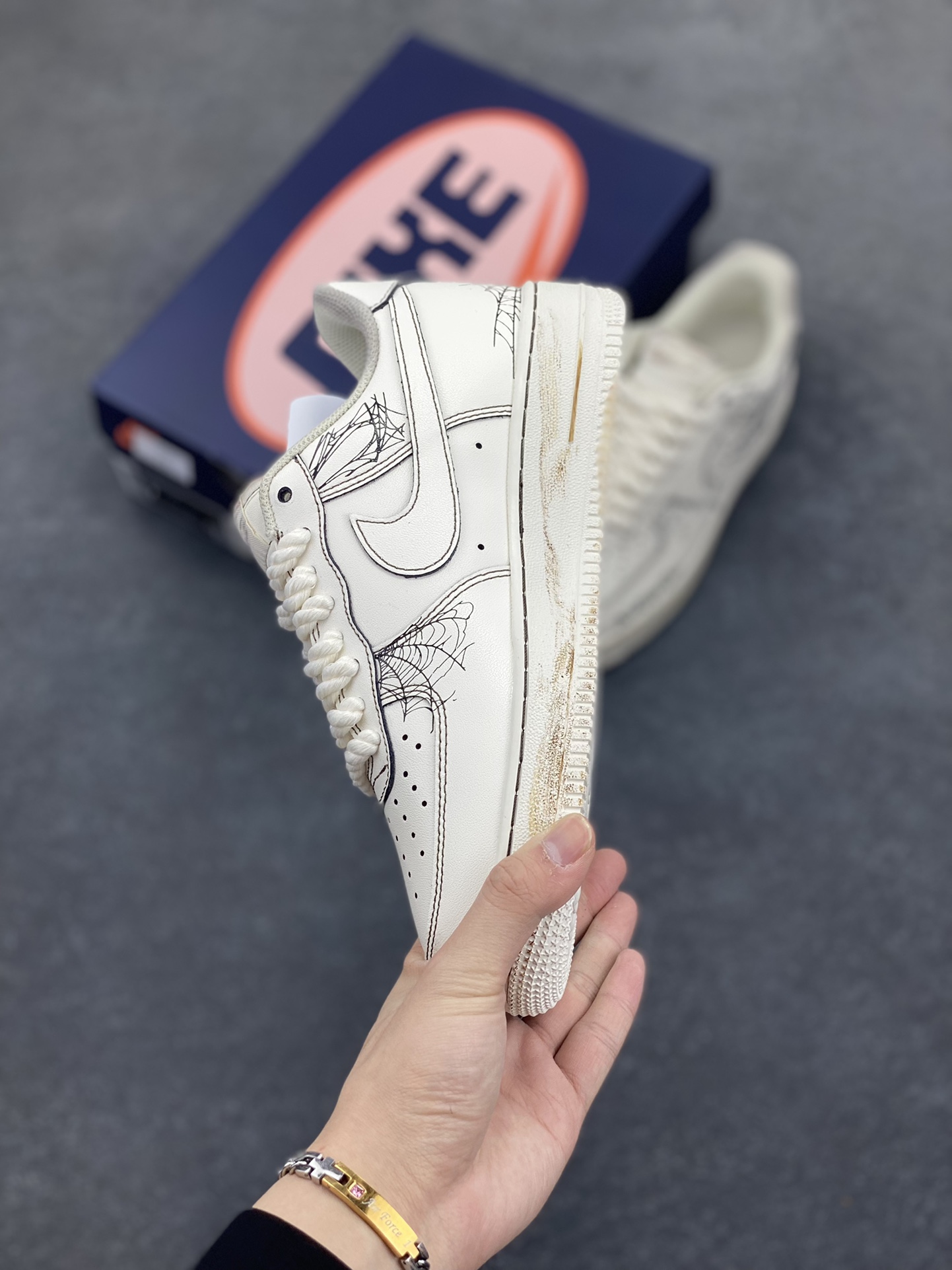 图片[3]-Nike Air Force 1\’07 Low 古宅蛛网 空军一号低帮休闲板鞋  #一座被岁月遗忘的古宅。青灰色的墙壁爬满斑驳青苔，像是岁月镌刻的神秘纹路；雕花的窗棂破碎不堪，在风中吱呀作响，似在诉说往昔的繁华。蛛网像是精心编织的蕾丝，从房梁垂落，在桌椅间蔓延，不放过任何一处角落 货号：315221-333  尺码：36 36.5 37.5 38 38.5 39 40 40.5 41 42 42.5 43 44 44.5 45-选品中心
