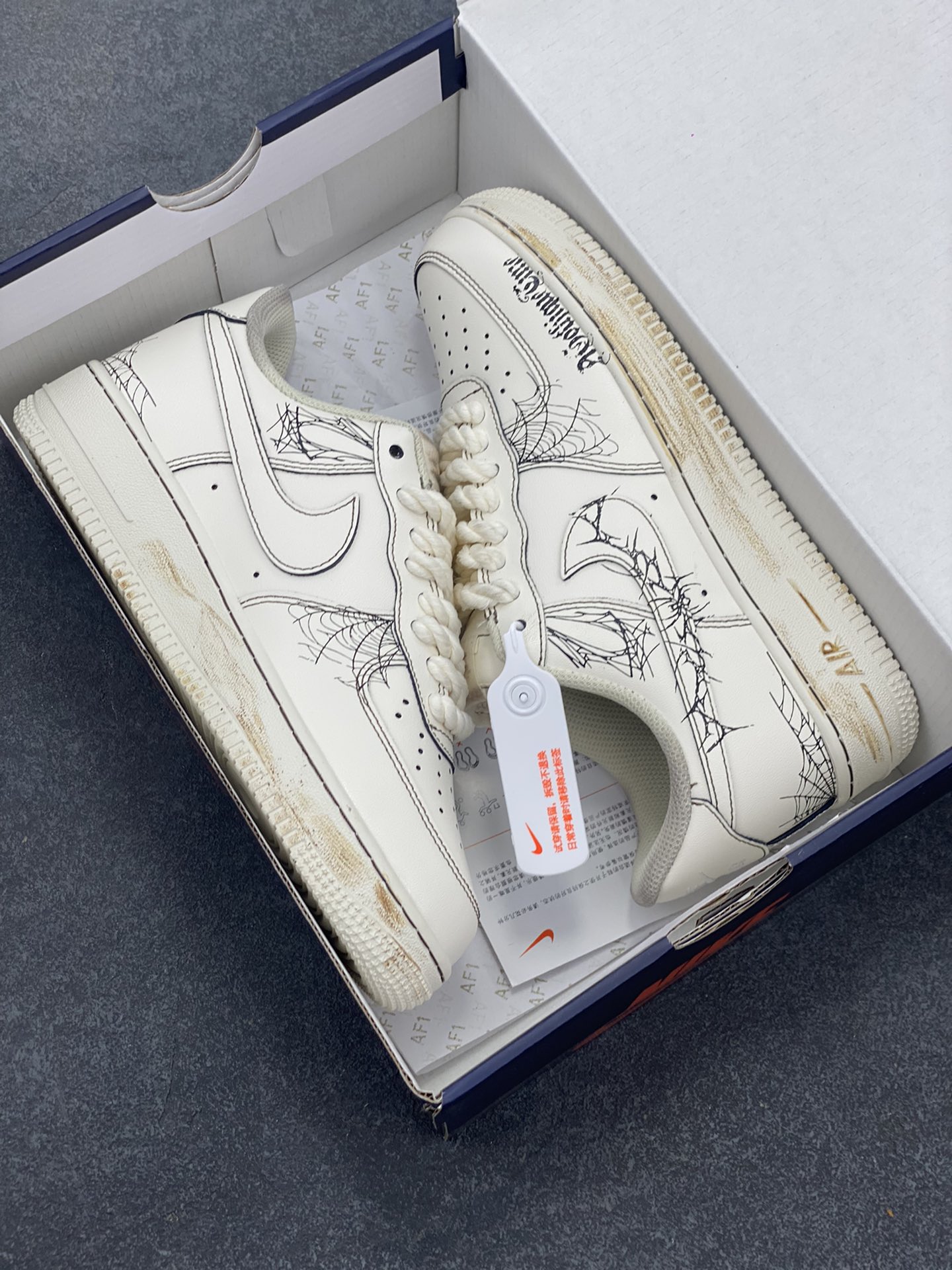 图片[9]-Nike Air Force 1\’07 Low 古宅蛛网 空军一号低帮休闲板鞋  #一座被岁月遗忘的古宅。青灰色的墙壁爬满斑驳青苔，像是岁月镌刻的神秘纹路；雕花的窗棂破碎不堪，在风中吱呀作响，似在诉说往昔的繁华。蛛网像是精心编织的蕾丝，从房梁垂落，在桌椅间蔓延，不放过任何一处角落 货号：315221-333  尺码：36 36.5 37.5 38 38.5 39 40 40.5 41 42 42.5 43 44 44.5 45-选品中心