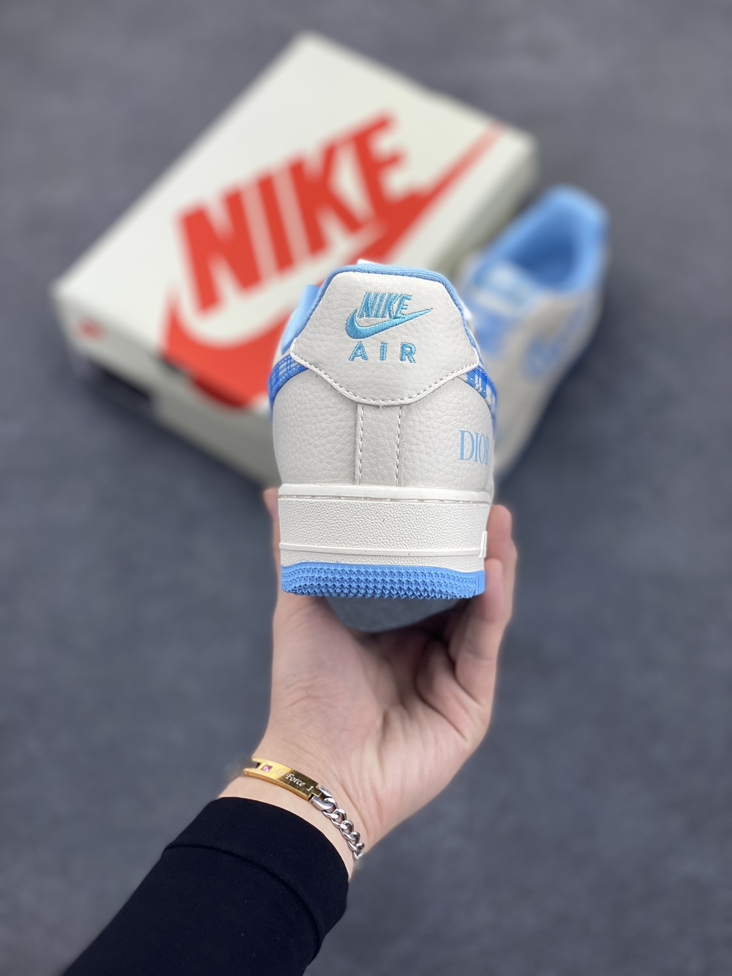 图片[4]-NIke Air Force 1 \’07 Low “迪奥联名——米蓝方格”空军一号 低帮 运动鞋 休闲鞋 折边针车 工艺难度大 原楦头原纸板 原装鞋盒 定制五金配件 内置全掌气垫 原厂鞋底 货号：KK1988-072 尺码：36 36.5 37.5 38 38.5 39 40 40.5 41 42 42.5 43 44 44.5 45-选品中心
