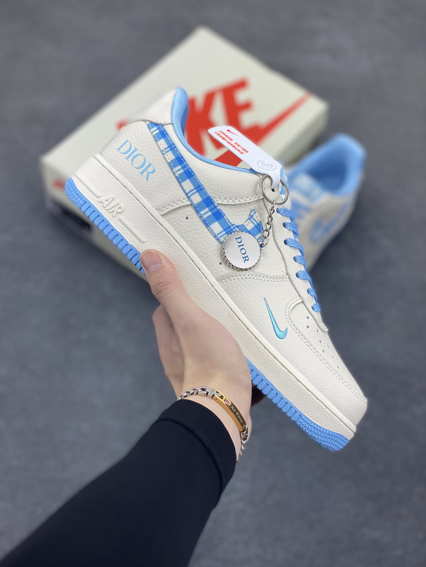 NIke Air Force 1 \’07 Low “迪奥联名——米蓝方格”空军一号 低帮 运动鞋 休闲鞋 折边针车 工艺难度大 原楦头原纸板 原装鞋盒 定制五金配件 内置全掌气垫 原厂鞋底 货号:KK1988-072 尺码:36 36.5 37.5 38 38.5 39 40 40.5 41 42 42.5 43 44 44.5 45-选品中心