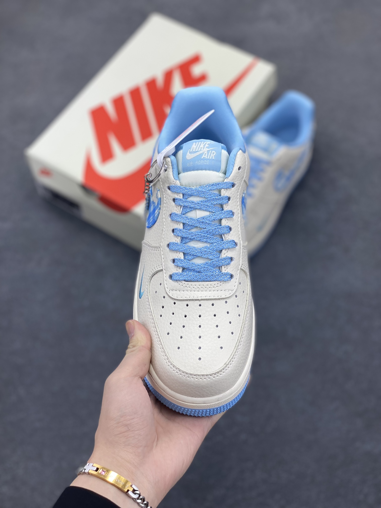 图片[2]-NIke Air Force 1 \’07 Low “迪奥联名——米蓝方格”空军一号 低帮 运动鞋 休闲鞋 折边针车 工艺难度大 原楦头原纸板 原装鞋盒 定制五金配件 内置全掌气垫 原厂鞋底 货号：KK1988-072 尺码：36 36.5 37.5 38 38.5 39 40 40.5 41 42 42.5 43 44 44.5 45-选品中心