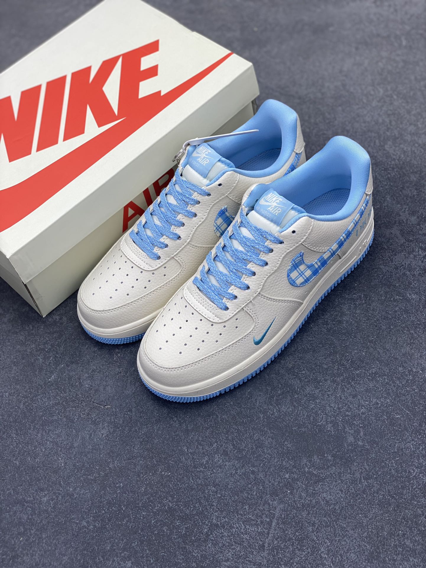 图片[8]-NIke Air Force 1 \’07 Low “迪奥联名——米蓝方格”空军一号 低帮 运动鞋 休闲鞋 折边针车 工艺难度大 原楦头原纸板 原装鞋盒 定制五金配件 内置全掌气垫 原厂鞋底 货号：KK1988-072 尺码：36 36.5 37.5 38 38.5 39 40 40.5 41 42 42.5 43 44 44.5 45-选品中心