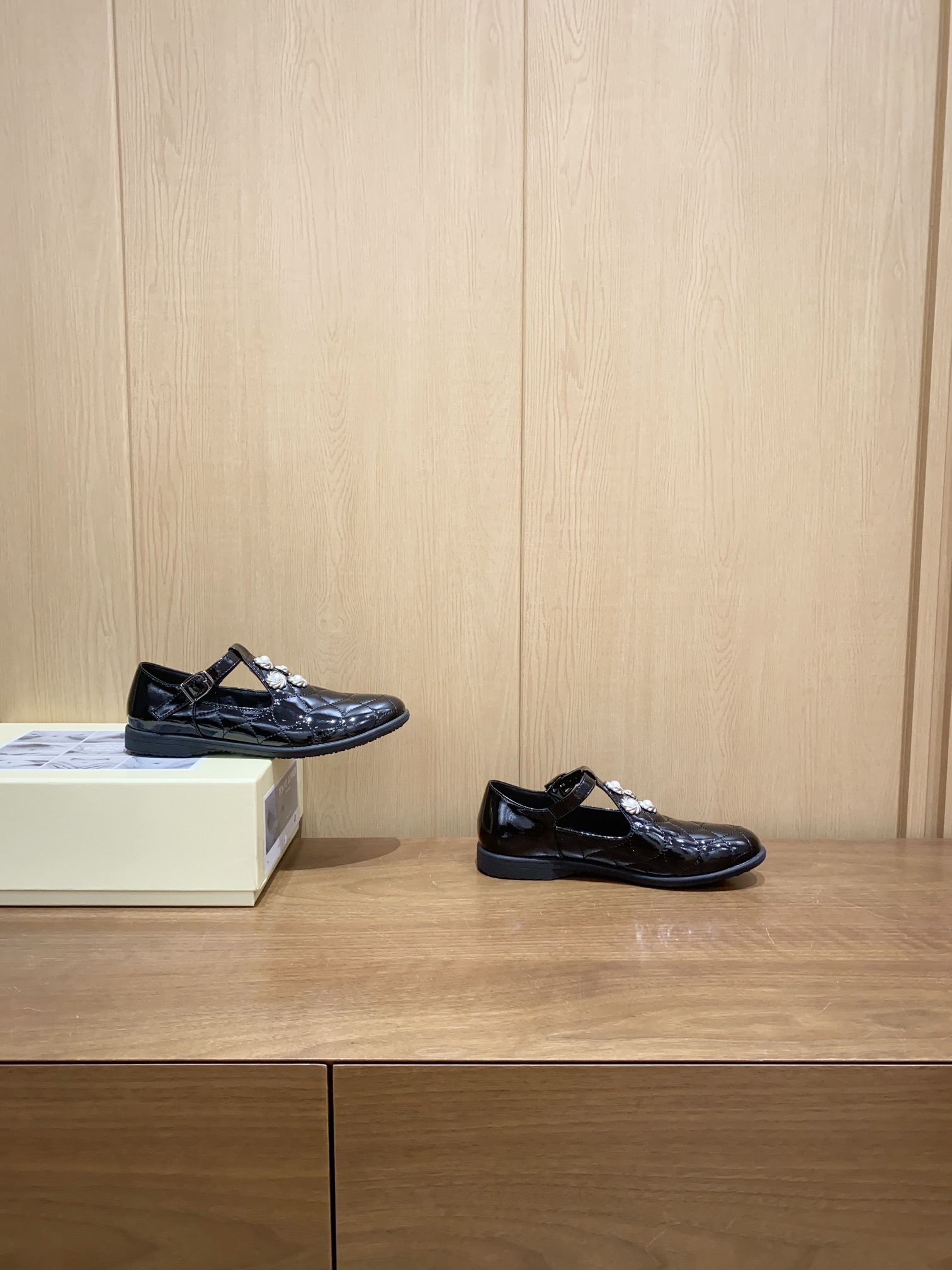 NO:246268,2025 early spring new model, niche trendy Tokyo Bopper electric embroidered single shoes!  Xiaohongshu grass planting style ~ Tokyo purchasing agent super hot factory first released, original 1:1 customization and repeated debugging, fabric original environmentally friendly cowhide/paper leather inner sheepskin footbed sheepskin, outsole exclusive open mold original rubber outsole size 35-40 price yuan, single shoes, cowhide, sheepskin198609092025早春新款 小众潮品Tokyo Bopper电绣单鞋！小红书种草款～东京代购超火工厂首发 原版1:1定制反复调试 面料原版环保牛皮/漆皮 内里羊皮 垫脚羊皮 大底独家开模原版橡胶大底 码数35-40 价格元,单鞋,cowhide,sheepskin,Women's Shoes