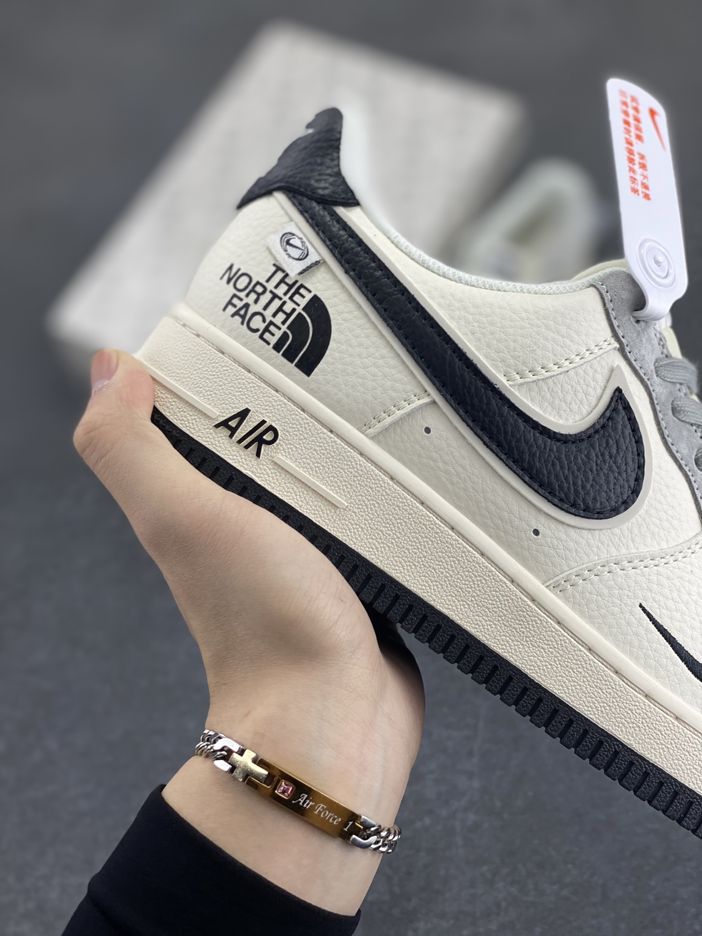 图片[6]-NIke Air Force 1 \’07 Low “北面联名——米黑小勾”空军一号 低帮 运动鞋 休闲鞋 折边针车 工艺难度大 原楦头原纸板 原装鞋盒 定制五金配件 内置全掌气垫 原厂鞋底 货号：XZ6188-190 尺码：36 36.5 37.5 38 38.5 39 40 40.5 41 42 42.5 43 44 44.5 45-选品中心
