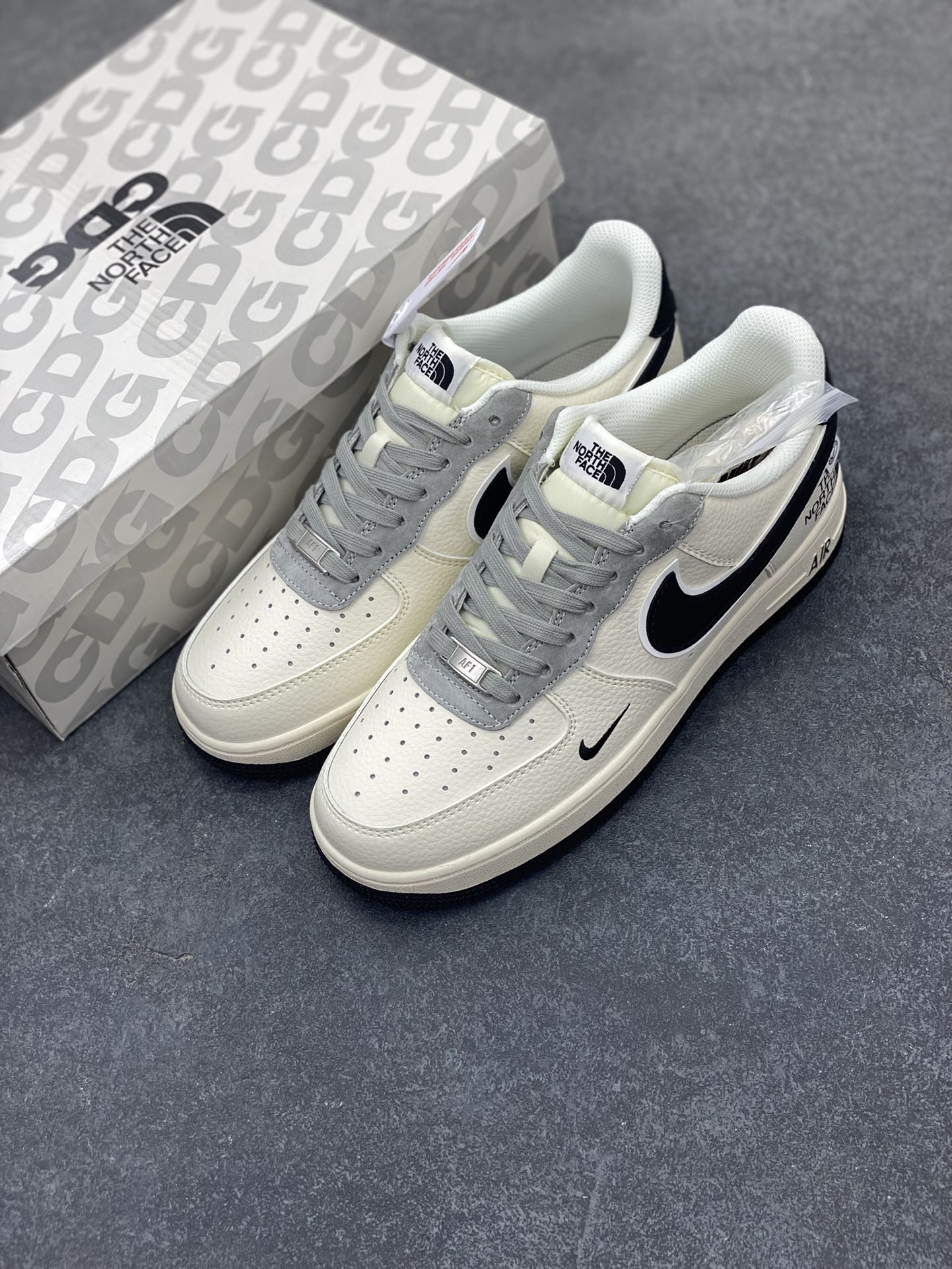 图片[8]-NIke Air Force 1 \’07 Low “北面联名——米黑小勾”空军一号 低帮 运动鞋 休闲鞋 折边针车 工艺难度大 原楦头原纸板 原装鞋盒 定制五金配件 内置全掌气垫 原厂鞋底 货号：XZ6188-190 尺码：36 36.5 37.5 38 38.5 39 40 40.5 41 42 42.5 43 44 44.5 45-选品中心