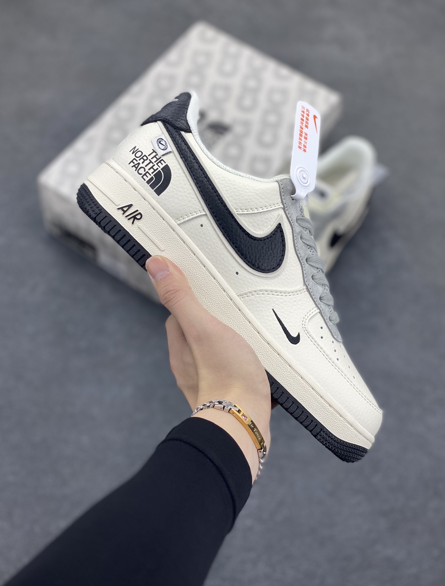 NIke Air Force 1 \'07 Low “北面联名——米黑小勾”空军一号 低帮 运动鞋 休闲鞋 折边针车 工艺难度大 原楦头原纸板 原装鞋盒 定制五金配件 内置全掌气垫 原厂鞋底 货号：XZ6188-190 尺码：36 36.5 37.5 38 38.5 39 40 40.5 41 42 42.5 43 44 44.5 45-选品中心