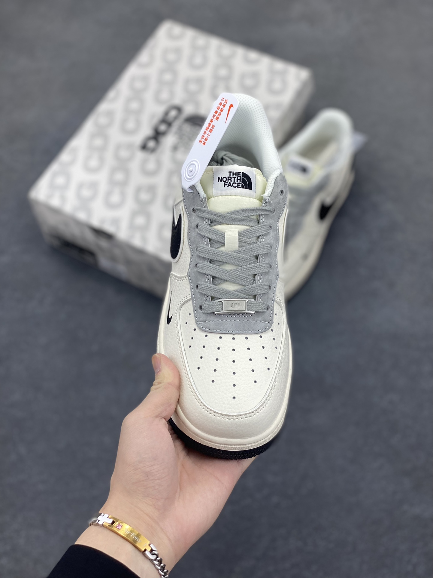 图片[2]-NIke Air Force 1 \’07 Low “北面联名——米黑小勾”空军一号 低帮 运动鞋 休闲鞋 折边针车 工艺难度大 原楦头原纸板 原装鞋盒 定制五金配件 内置全掌气垫 原厂鞋底 货号：XZ6188-190 尺码：36 36.5 37.5 38 38.5 39 40 40.5 41 42 42.5 43 44 44.5 45-选品中心