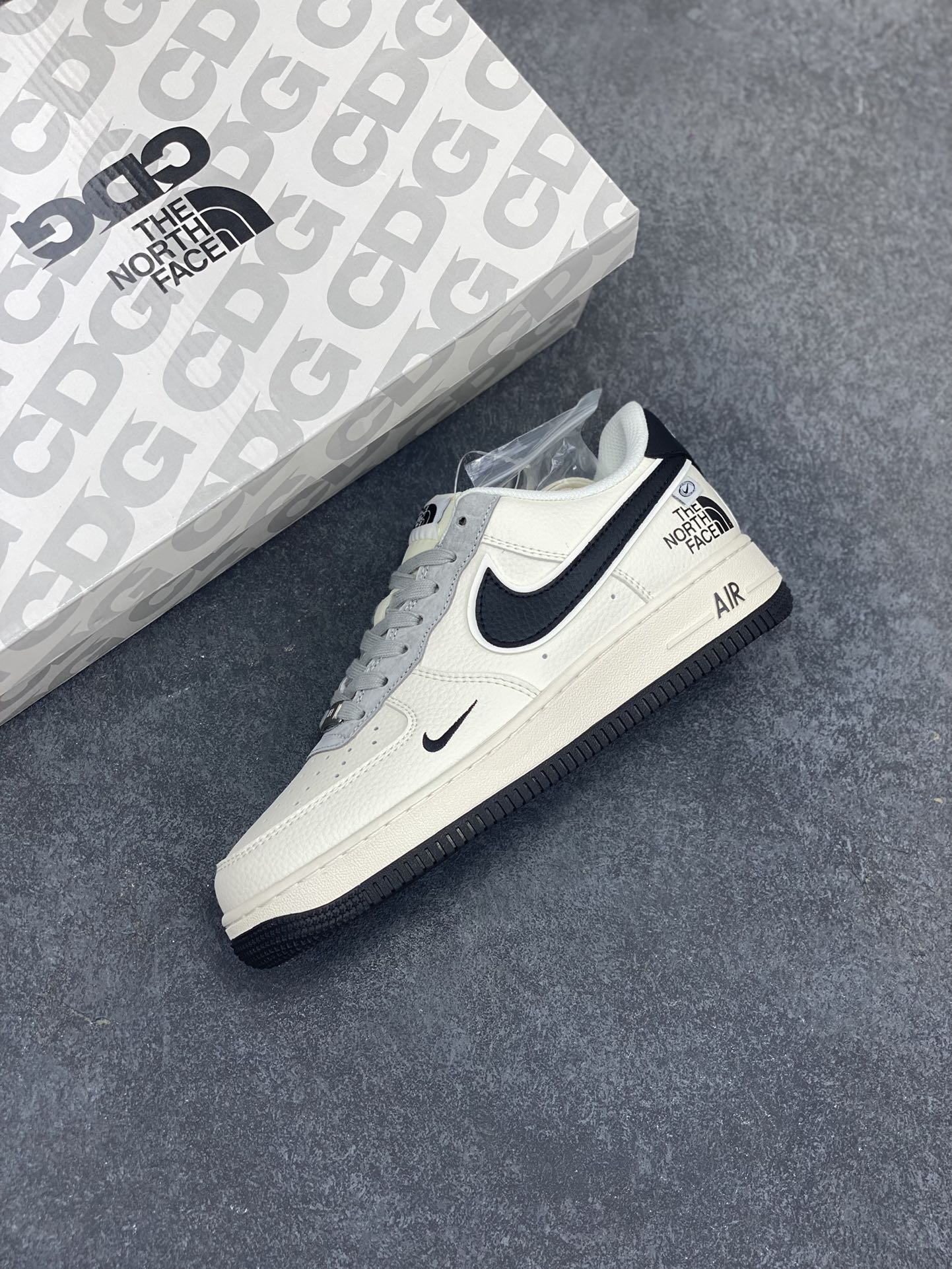 图片[7]-NIke Air Force 1 \’07 Low “北面联名——米黑小勾”空军一号 低帮 运动鞋 休闲鞋 折边针车 工艺难度大 原楦头原纸板 原装鞋盒 定制五金配件 内置全掌气垫 原厂鞋底 货号：XZ6188-190 尺码：36 36.5 37.5 38 38.5 39 40 40.5 41 42 42.5 43 44 44.5 45-选品中心